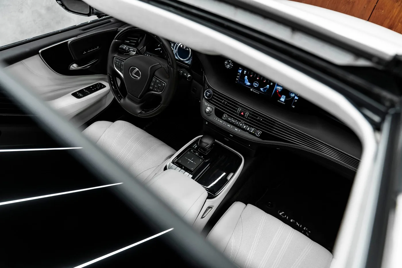 2018 Lexus LS 500h angeboten von einem Fachhändler in Bratislava, Slowakei, Foto 8 von 15