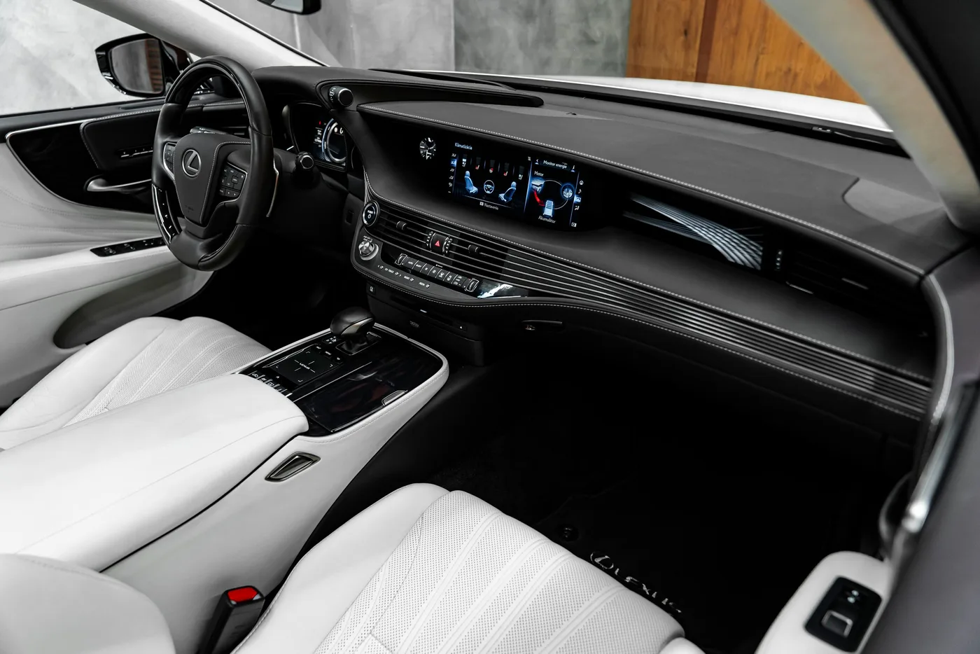 2018 Lexus LS 500h angeboten von einem Fachhändler in Bratislava, Slowakei, Foto 9 von 15