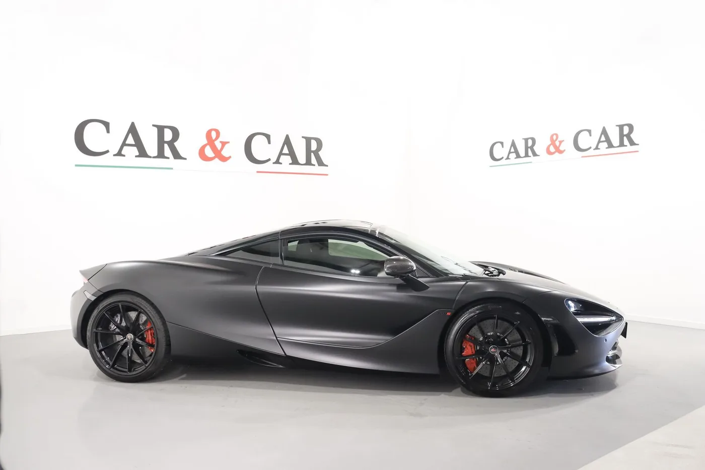 2018 McLaren 720S offered by a supercar dealer in Zibido San Giacomo, Italy, photo 5 of 17