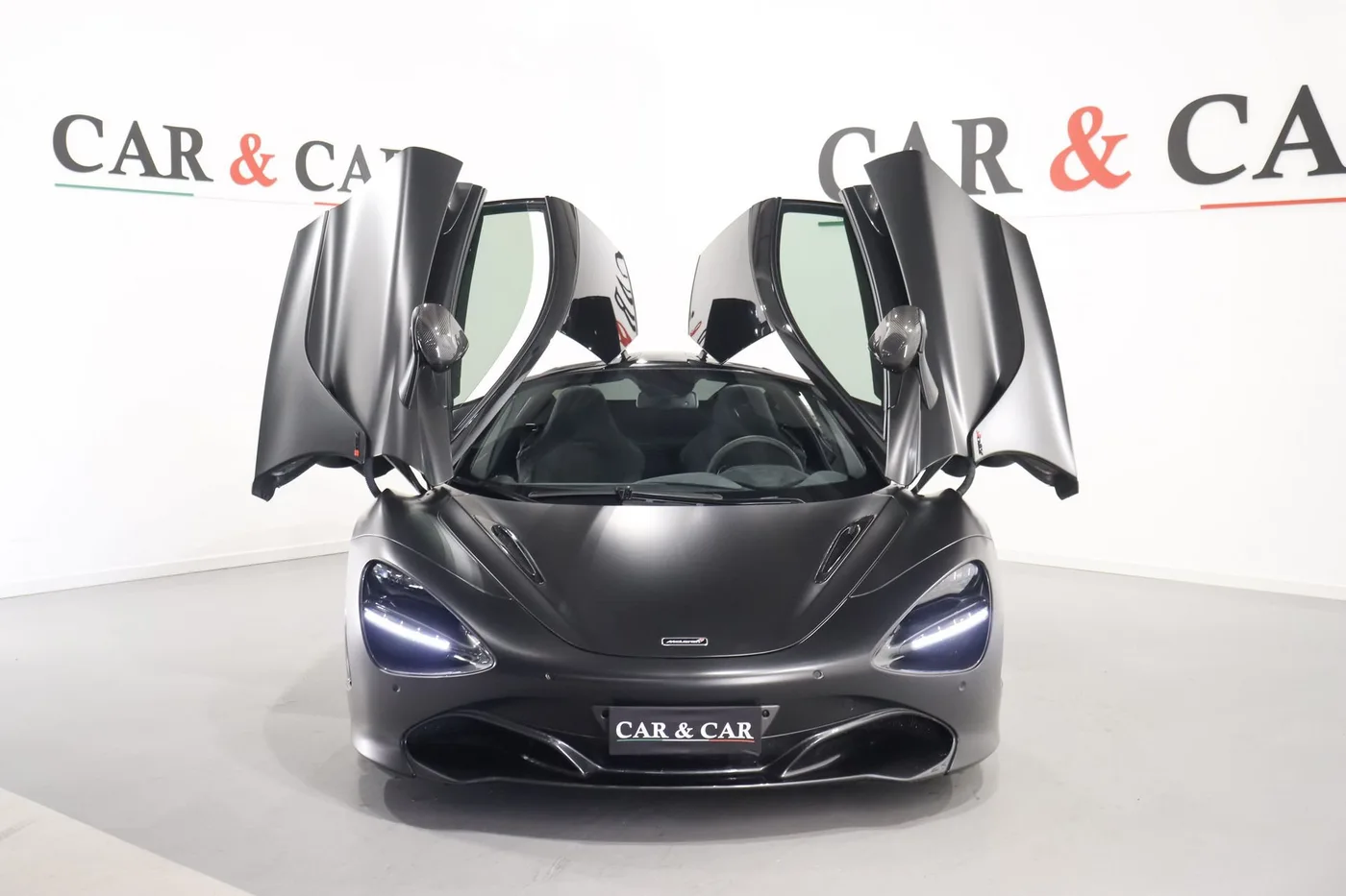 2018 McLaren 720S offered by a supercar dealer in Zibido San Giacomo, Italy, photo 8 of 17