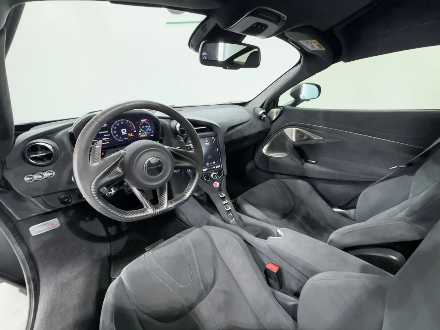 2018 McLaren 720S offered by a supercar dealer in Zibido San Giacomo, Italy, photo 11 of 17