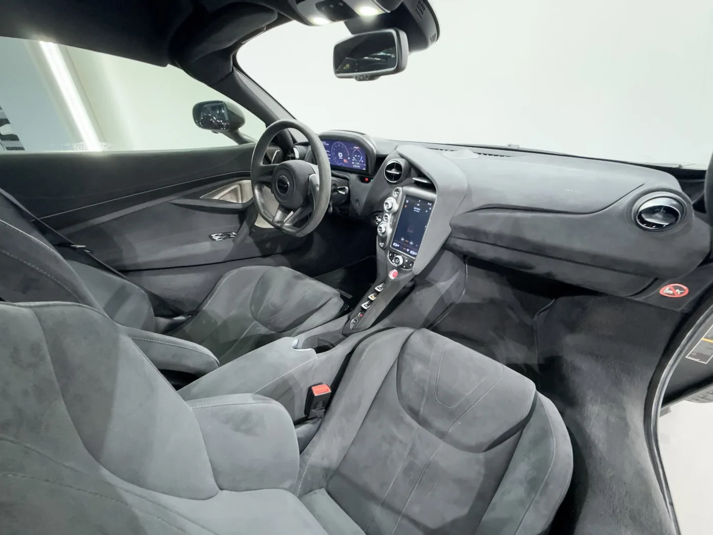 2018 McLaren 720S offered by a supercar dealer in Zibido San Giacomo, Italy, photo 13 of 17