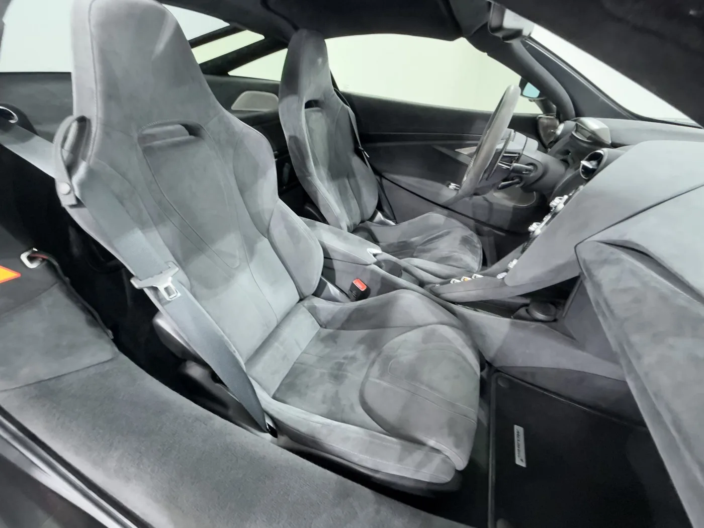 2018 McLaren 720S offered by a supercar dealer in Zibido San Giacomo, Italy, photo 14 of 17