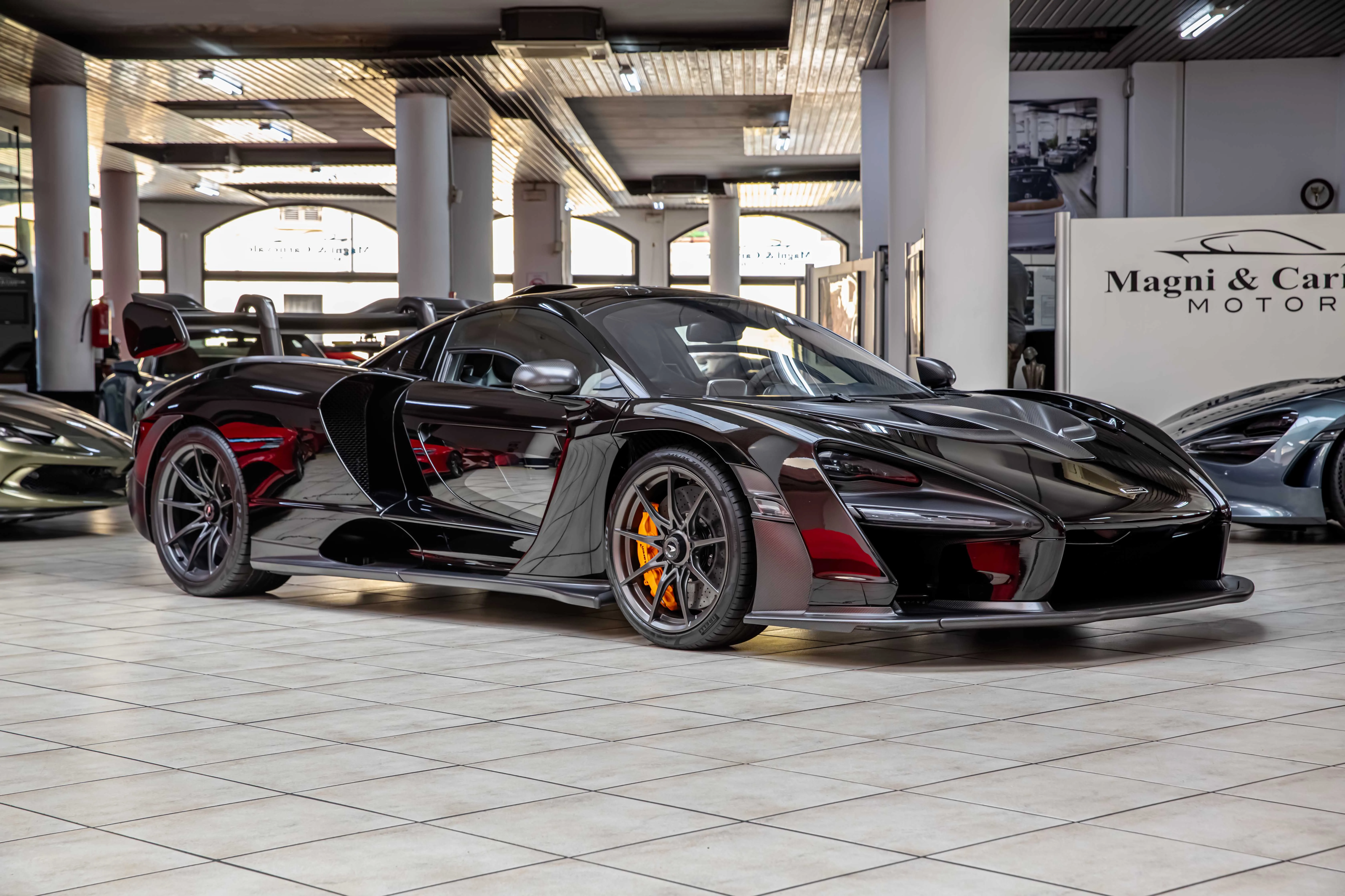 2018 McLaren Senna proposée par un concessionnaire spécialisé à Milan, Italie, photo principale