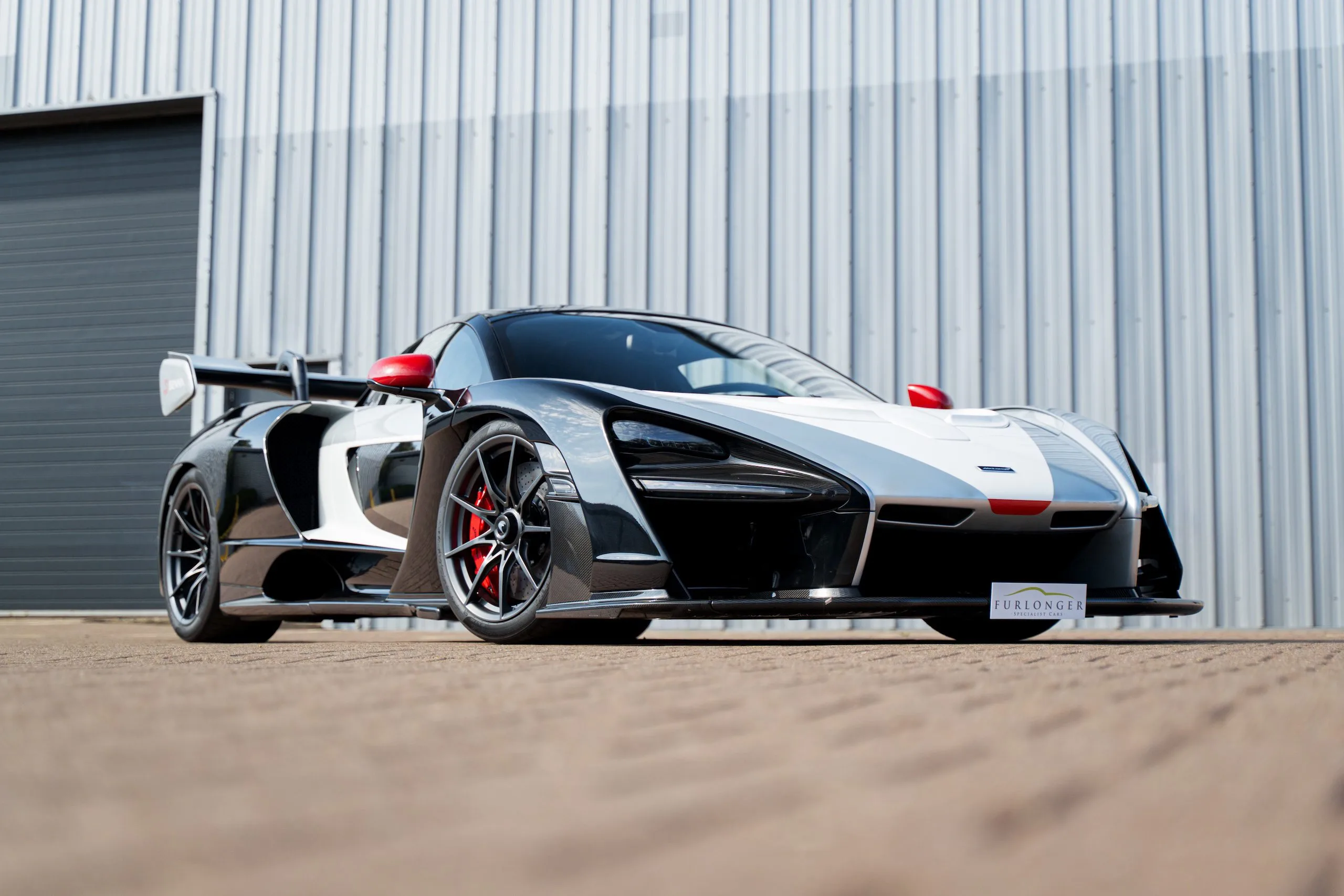 2018 McLaren Senna proposée par un concessionnaire spécialisé à Ashford, Royaume-Uni, photo principale