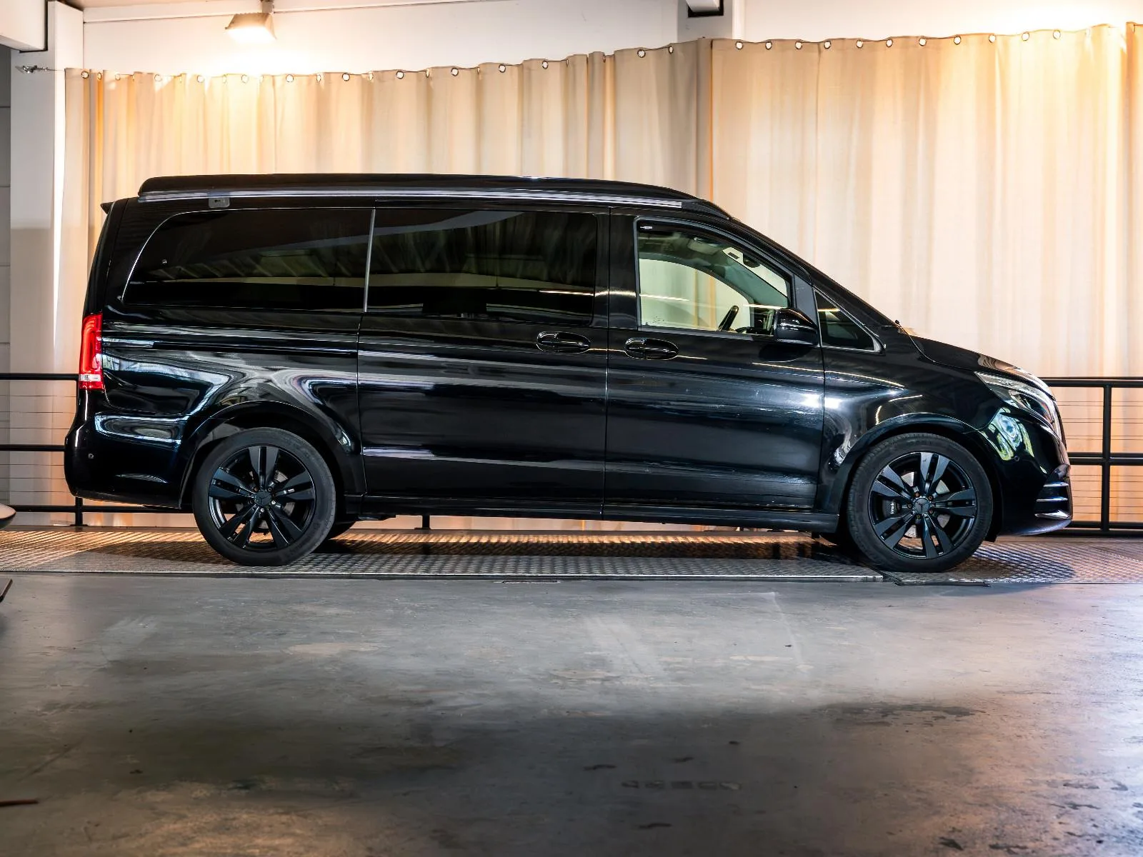 2018 Mercedes-Benz V220 d Marco Polo Horizon Edition AMG Line, 2/30