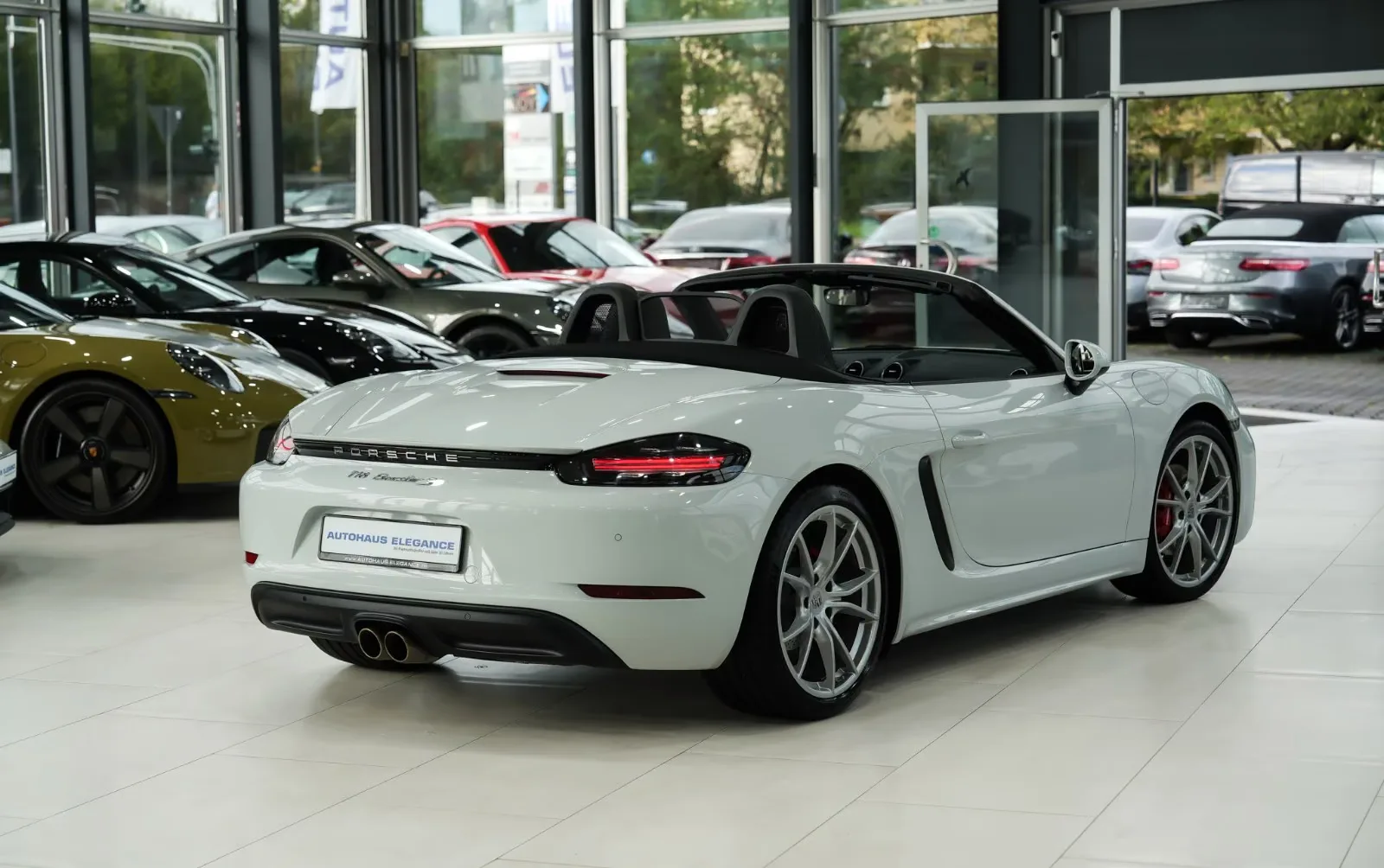 2018 Porsche 718 Boxster S, 2/30