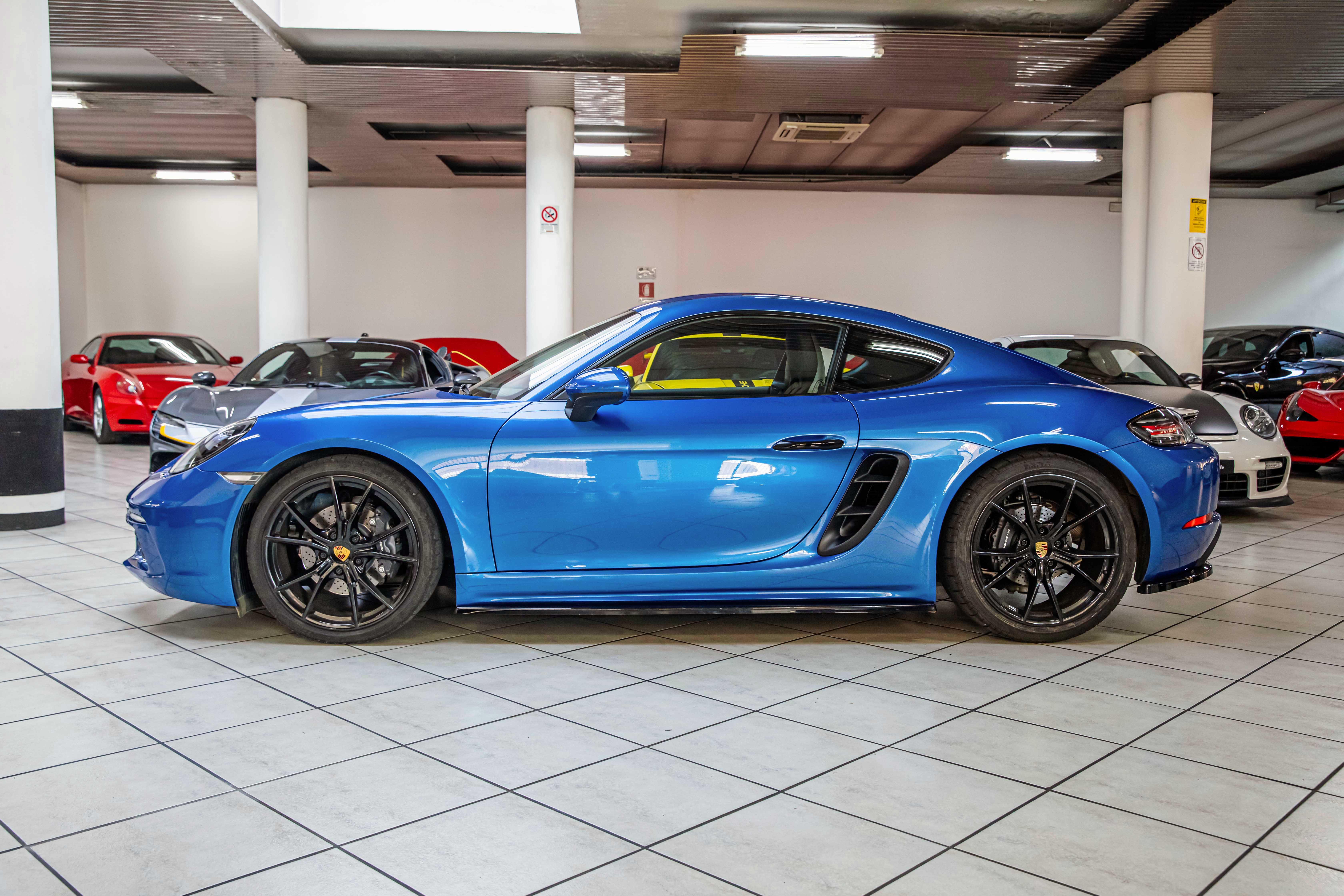 2018 Porsche 718 Cayman offered by a specialist dealer in Milan, Italy, photo 9 of 20