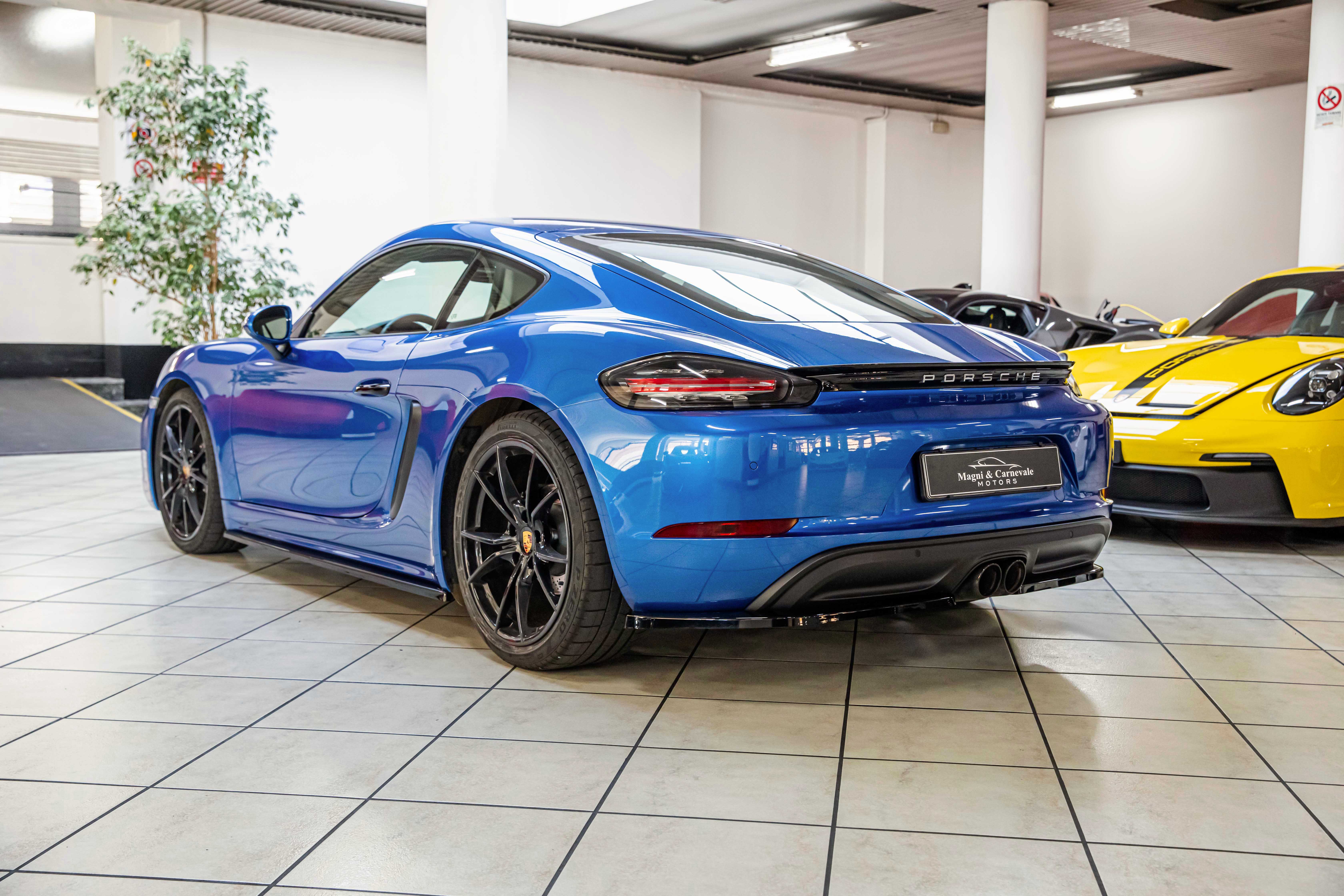 2018 Porsche 718 Cayman offered by a specialist dealer in Milan, Italy, photo 10 of 20