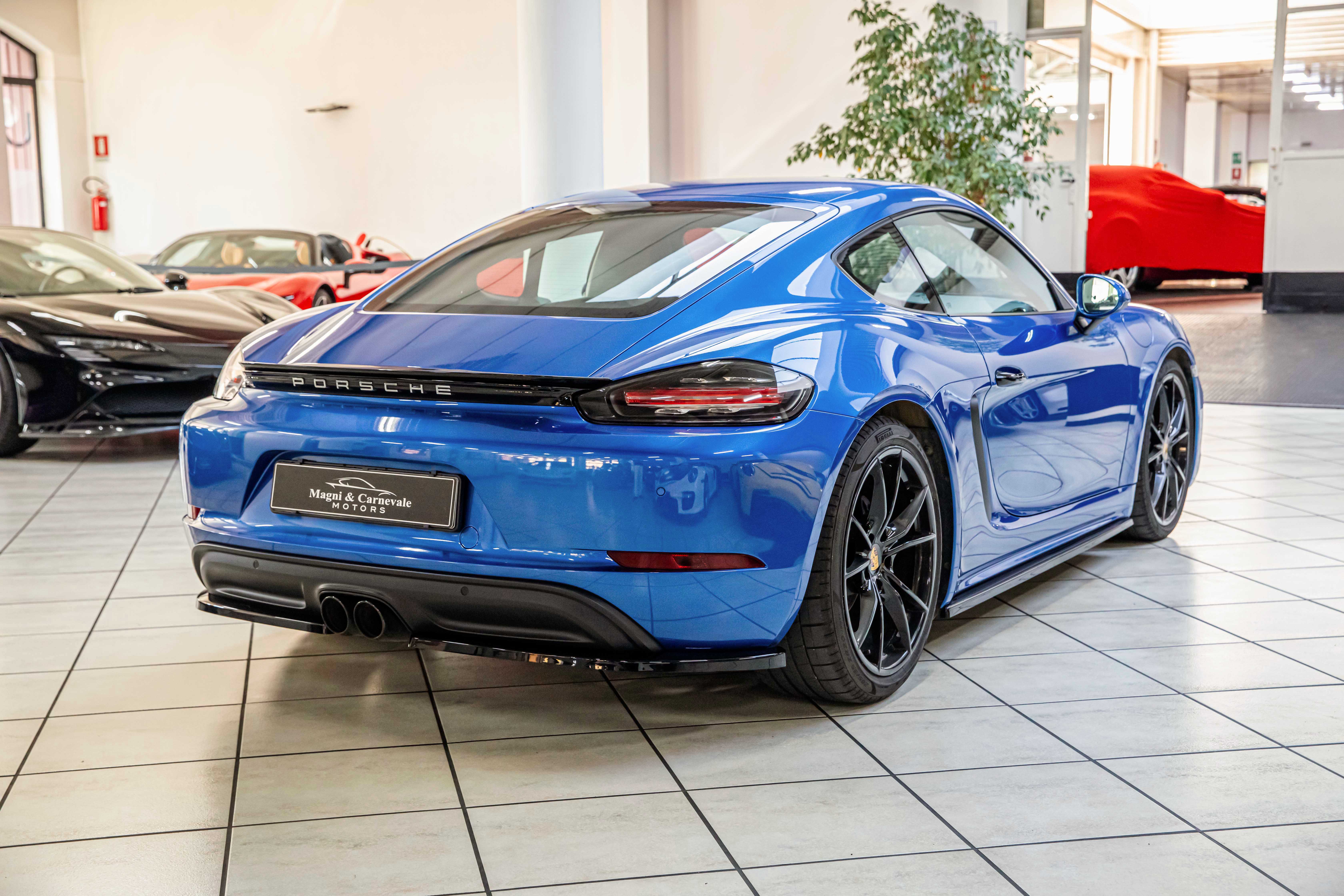 2018 Porsche 718 Cayman offered by a specialist dealer in Milan, Italy, photo 12 of 20