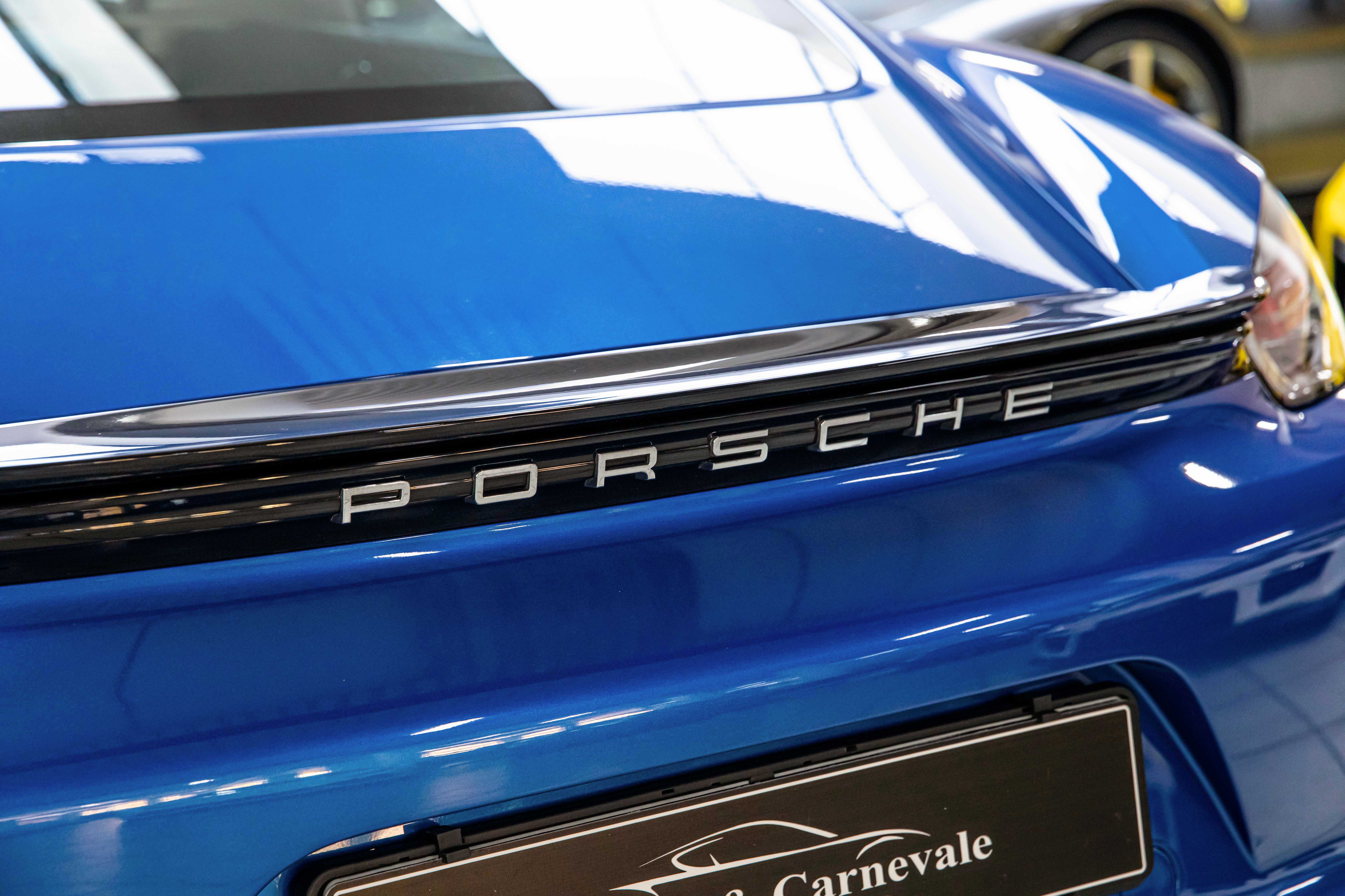 2018 Porsche 718 Cayman offered by a specialist dealer in Milan, Italy, photo 13 of 20