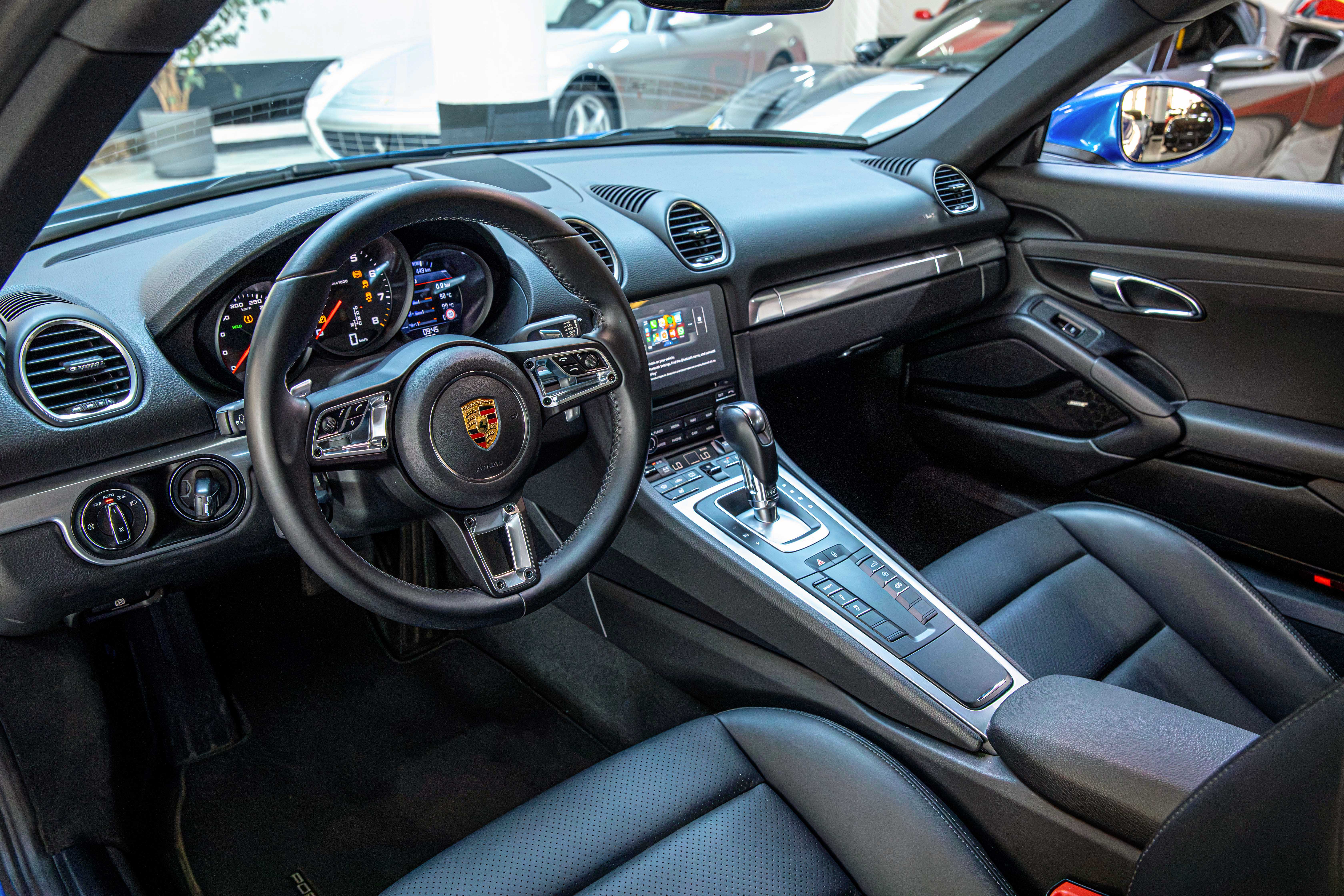 2018 Porsche 718 Cayman offered by a specialist dealer in Milan, Italy, photo 15 of 20