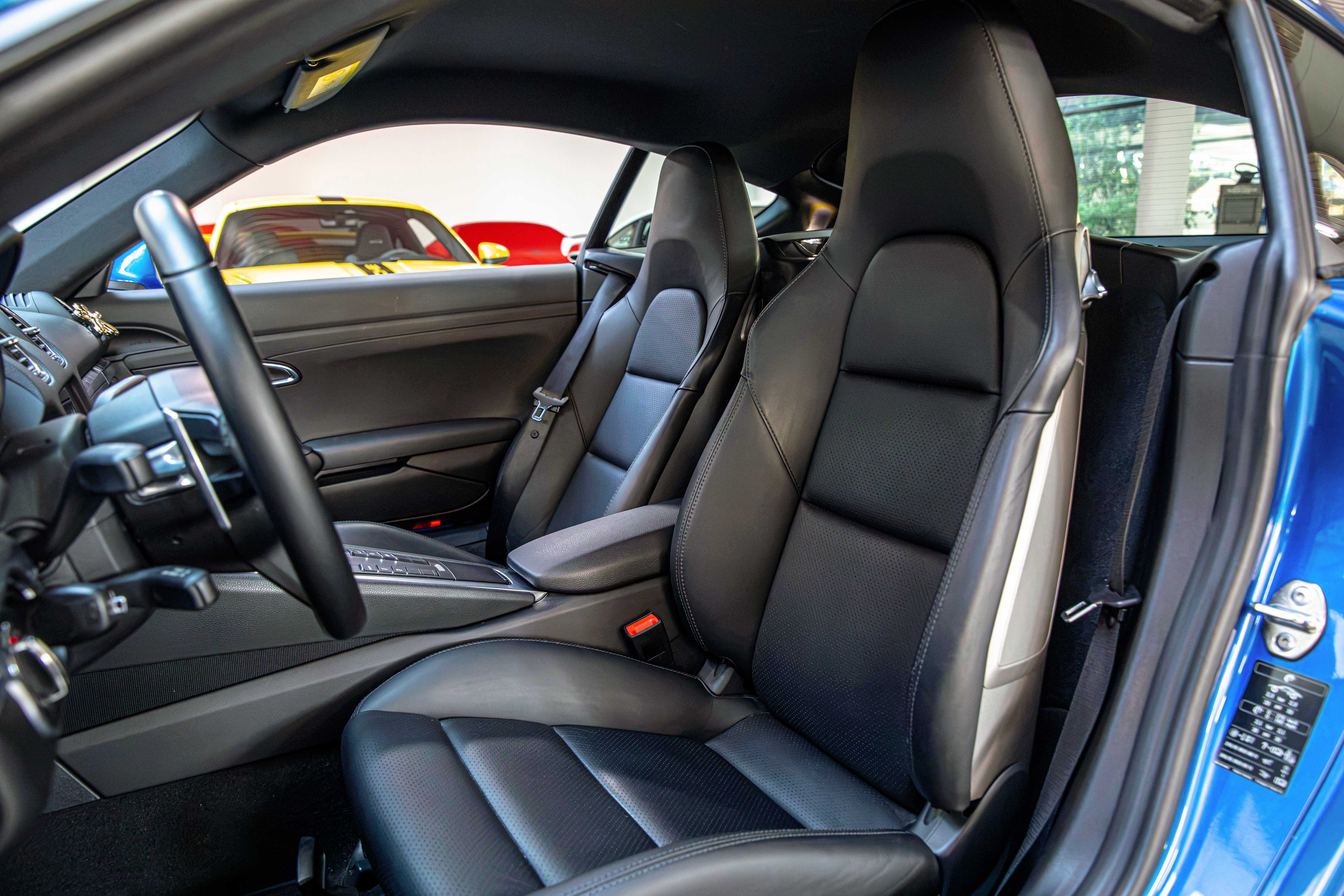2018 Porsche 718 Cayman offered by a specialist dealer in Milan, Italy, photo 16 of 20