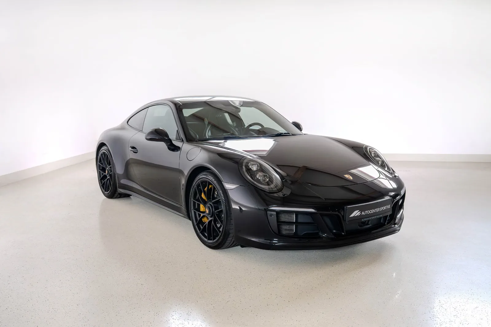 2018 Porsche 911 Carrera 4 GTS proposée par un concessionnaire spécialisé à Bad Schussenried, Allemagne, photo principale