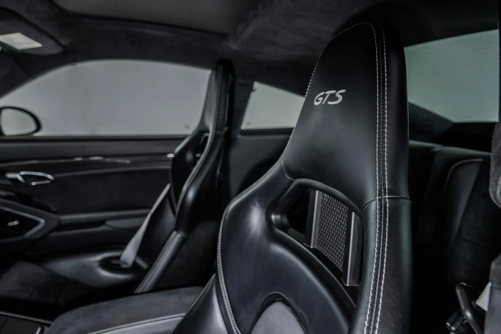 2018 Porsche 911 Carrera 4 GTS, 24/30