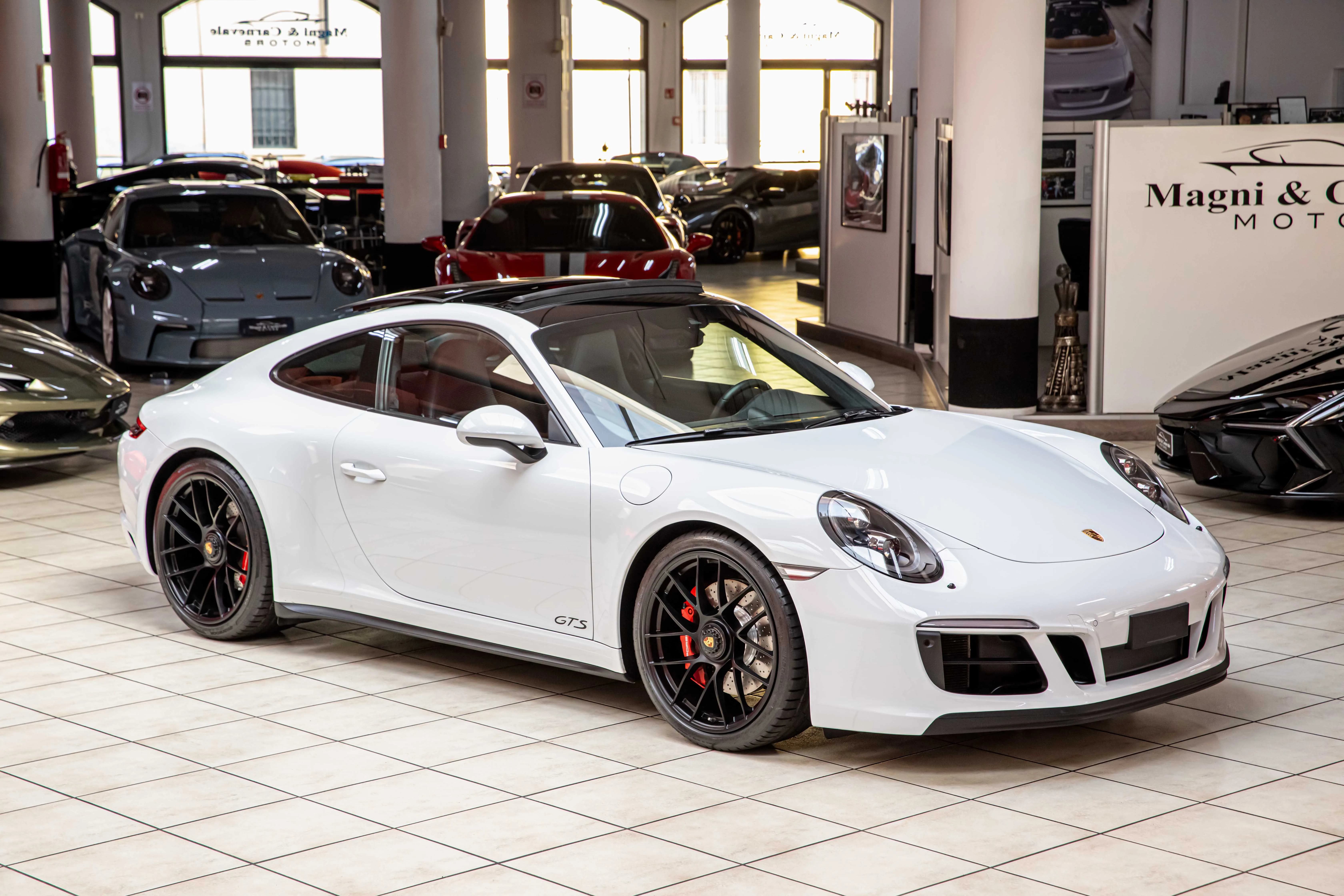2018 Porsche 911 Carrera 4 GTS, 2/30
