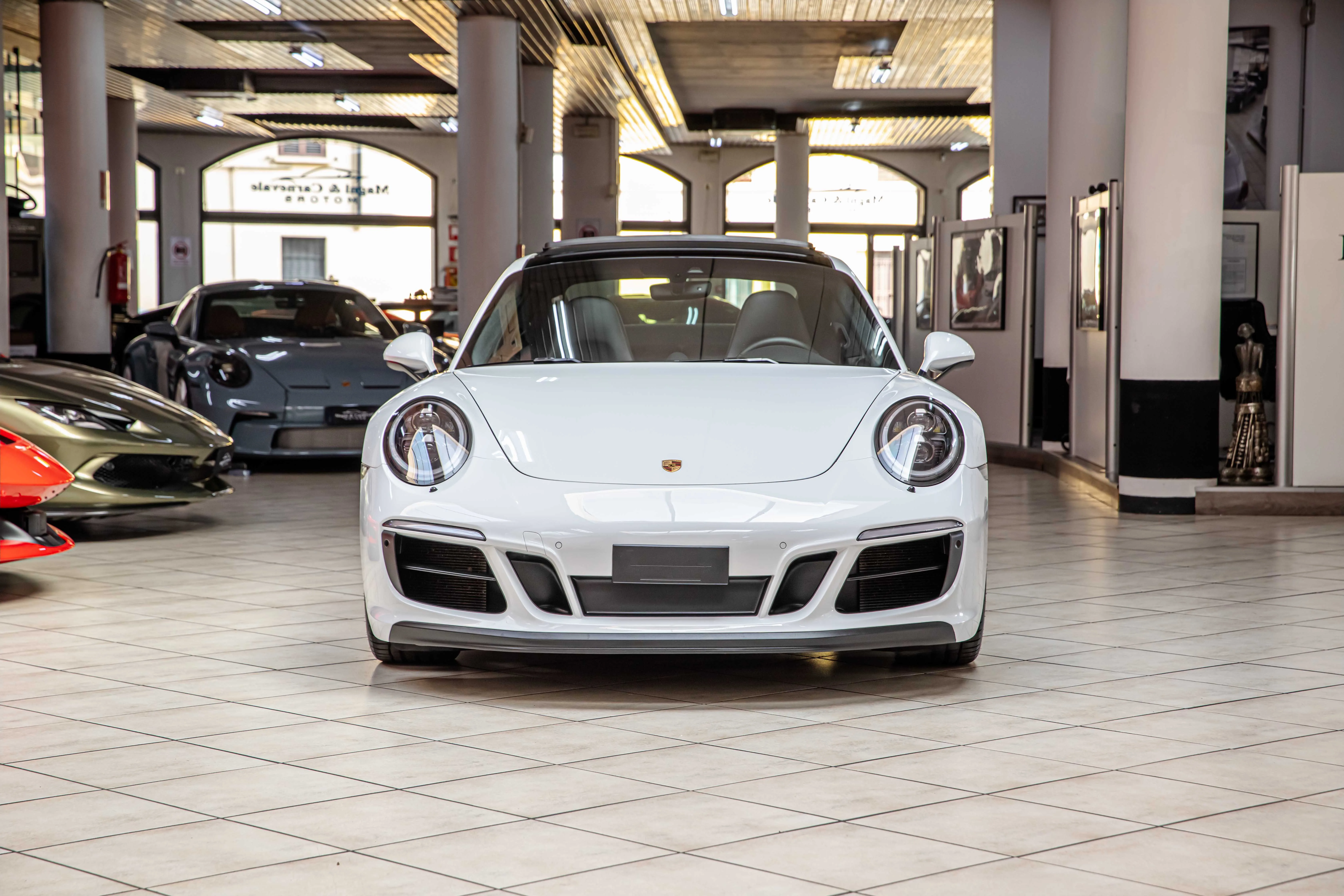 2018 Porsche 911 Carrera 4 GTS, 4/30