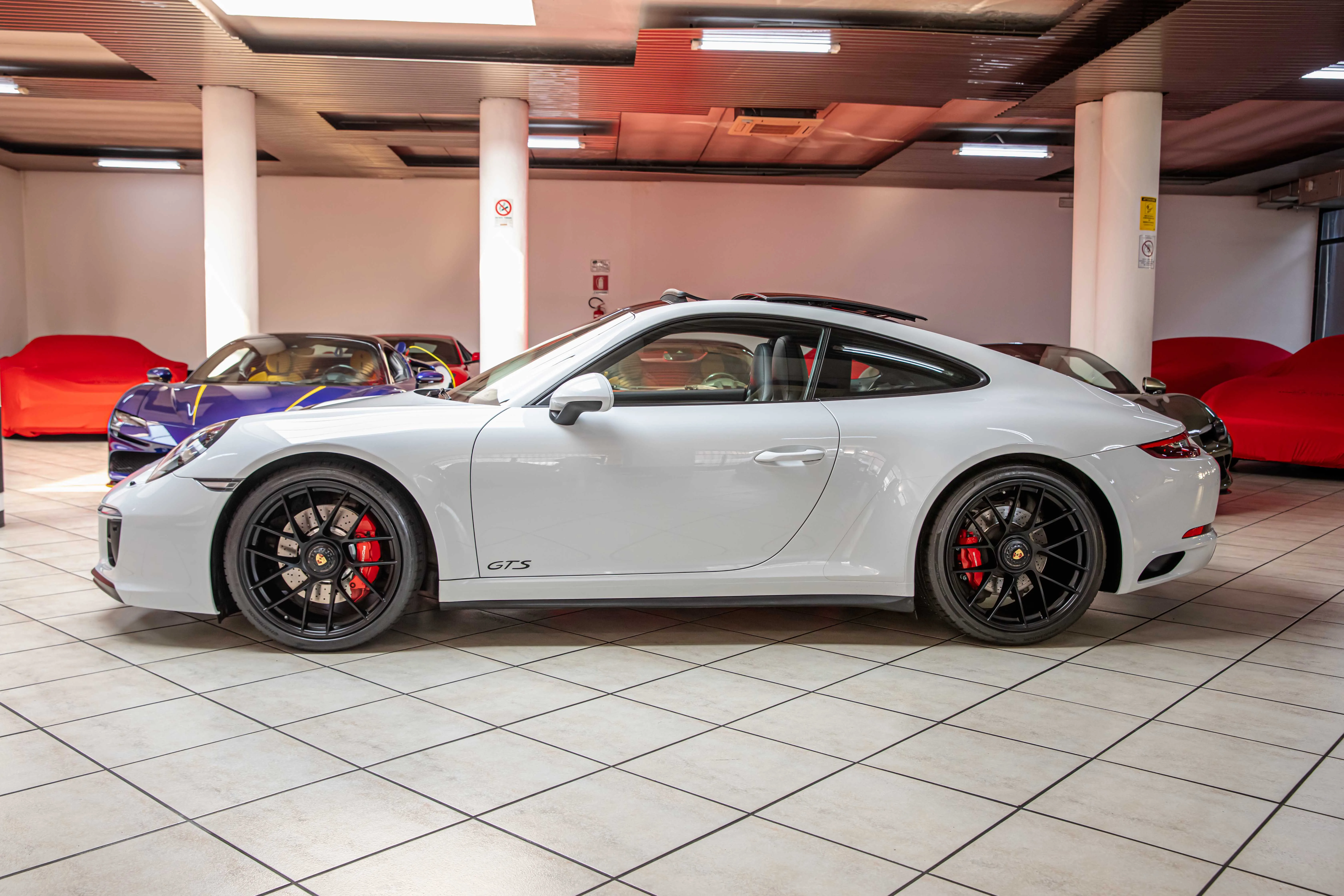 2018 Porsche 911 Carrera 4 GTS, 6/30