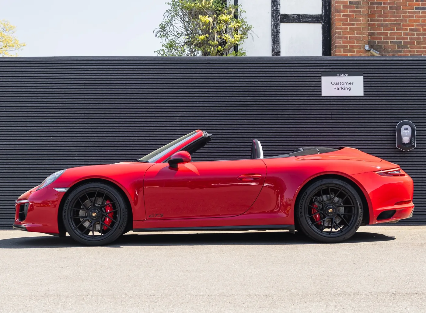 2018 Porsche 911 Carrera GTS Cabriolet proposée par un concessionnaire spécialisé à Banstead, Royaume-Uni, photo 2 sur 25