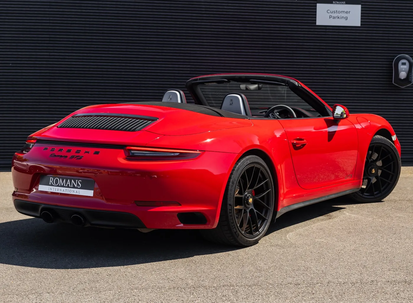 2018 Porsche 911 Carrera GTS Cabriolet proposée par un concessionnaire spécialisé à Banstead, Royaume-Uni, photo 3 sur 25