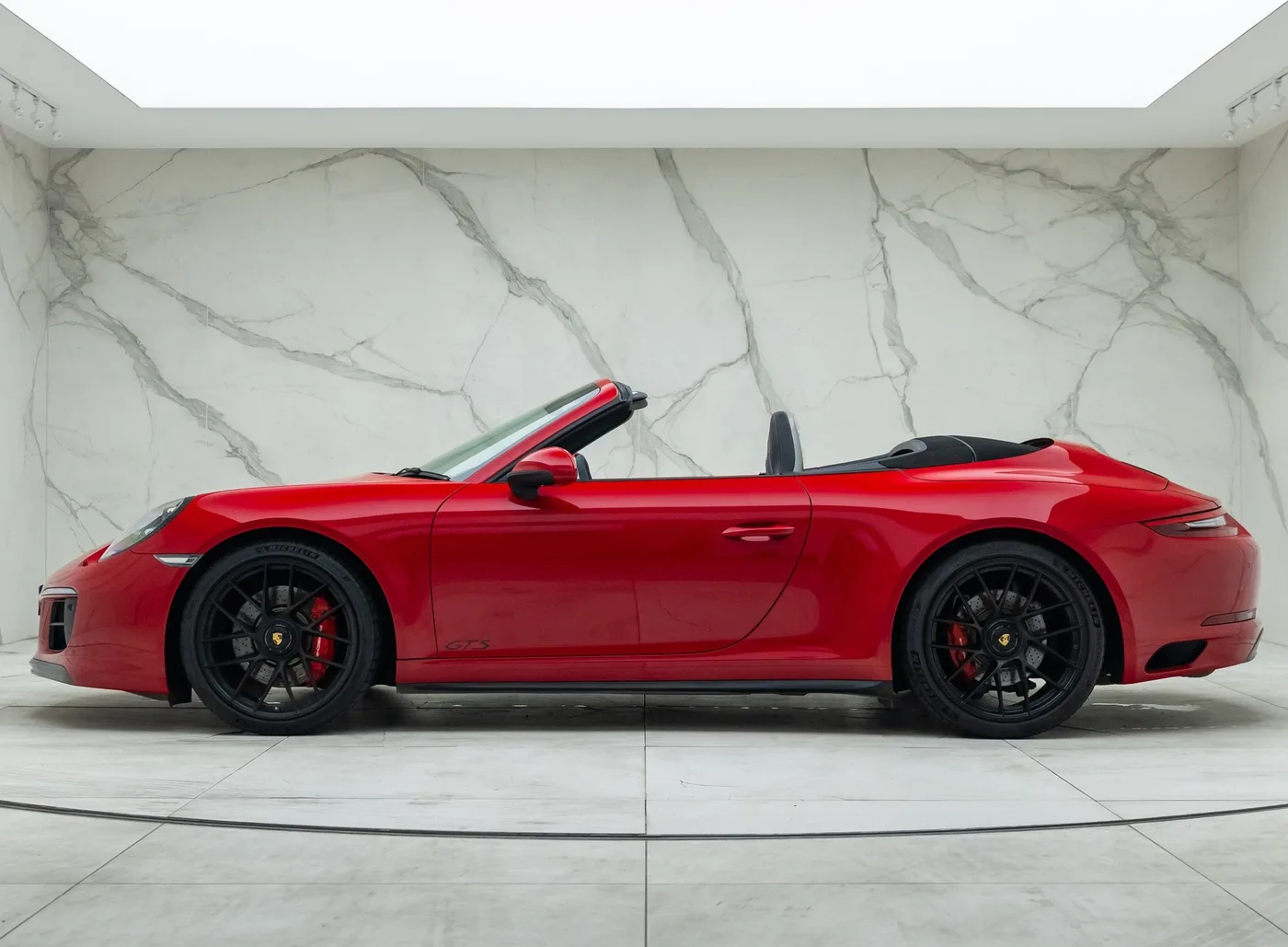 2018 Porsche 911 Carrera GTS Cabriolet proposée par un concessionnaire spécialisé à Banstead, Royaume-Uni, photo 5 sur 25