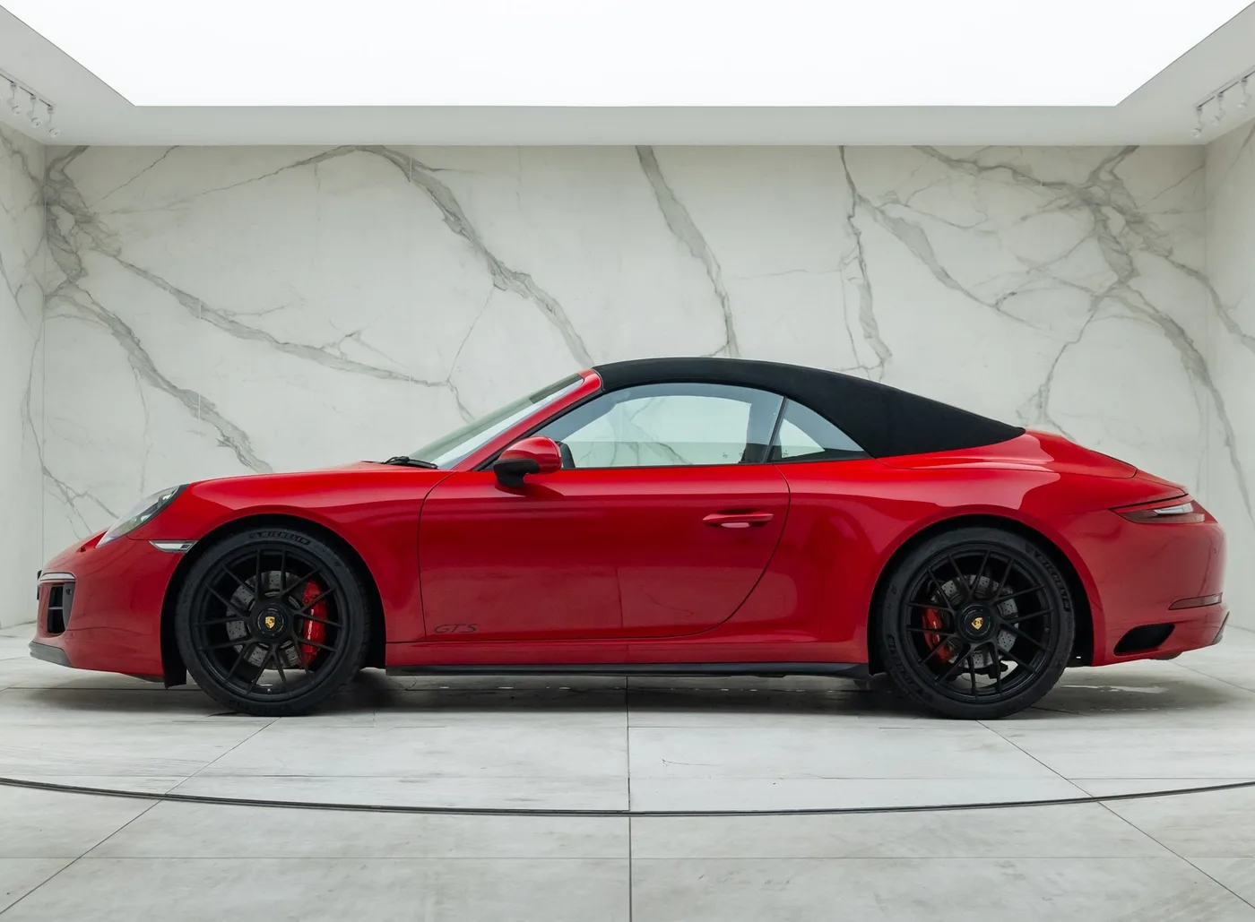 2018 Porsche 911 Carrera GTS Cabriolet proposée par un concessionnaire spécialisé à Banstead, Royaume-Uni, photo 6 sur 25