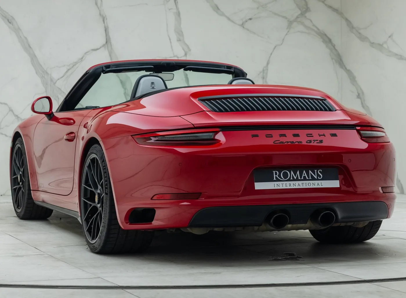 2018 Porsche 911 Carrera GTS Cabriolet proposée par un concessionnaire spécialisé à Banstead, Royaume-Uni, photo 12 sur 25