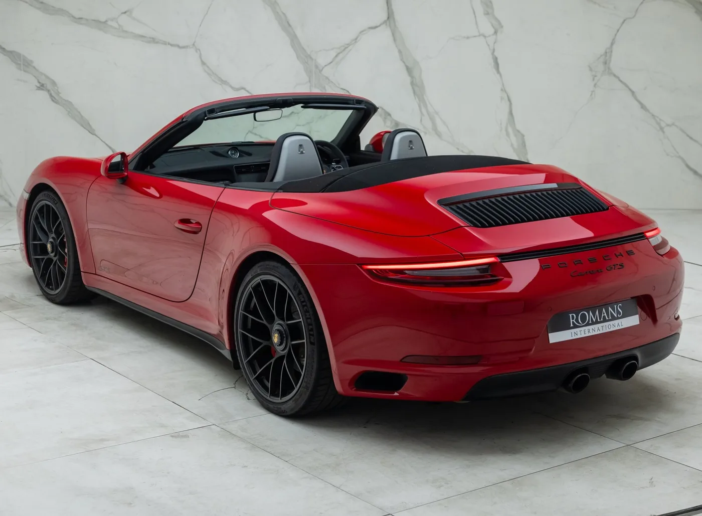 2018 Porsche 911 Carrera GTS Cabriolet proposée par un concessionnaire spécialisé à Banstead, Royaume-Uni, photo 14 sur 25