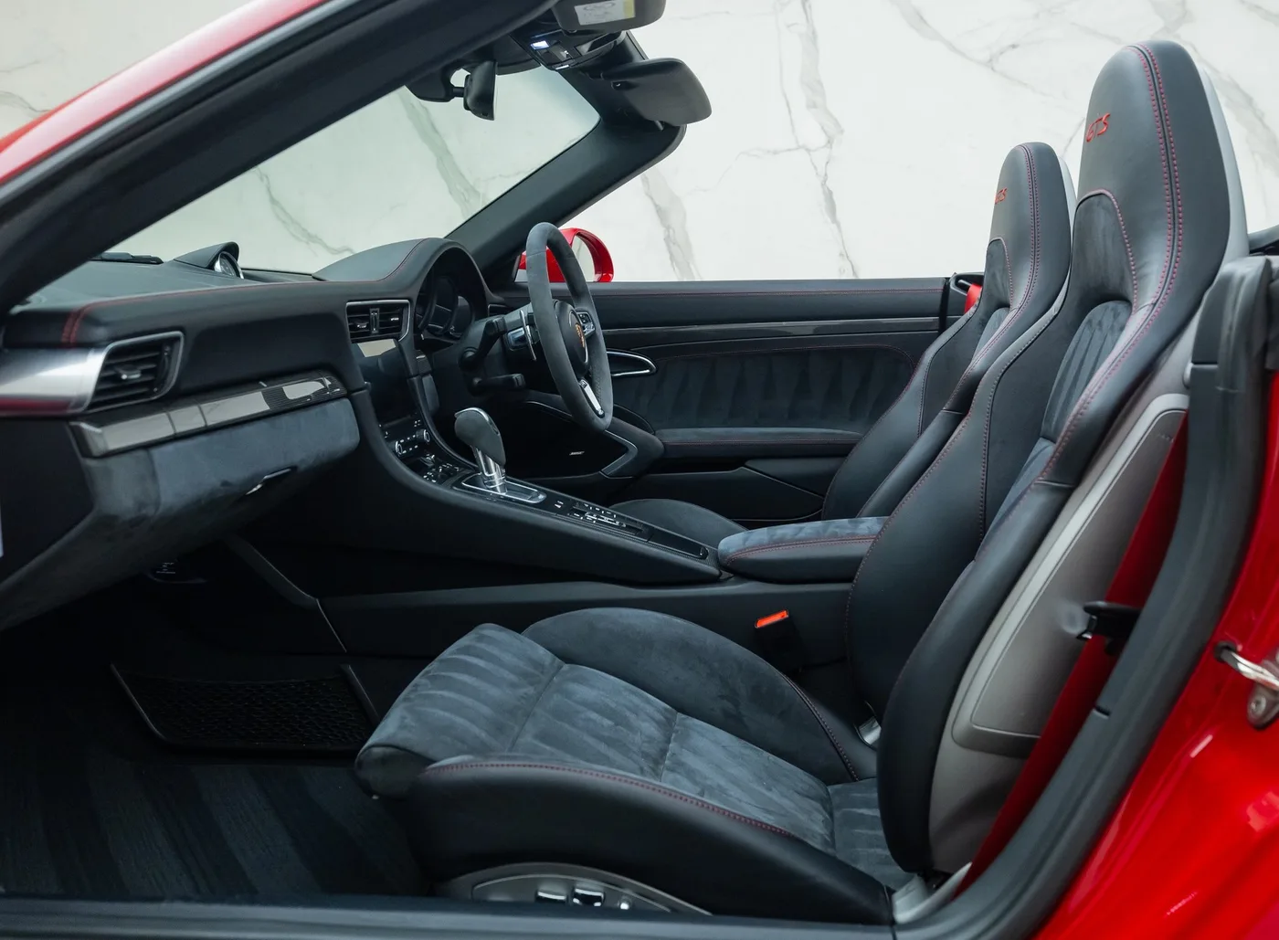 2018 Porsche 911 Carrera GTS Cabriolet proposée par un concessionnaire spécialisé à Banstead, Royaume-Uni, photo 19 sur 25
