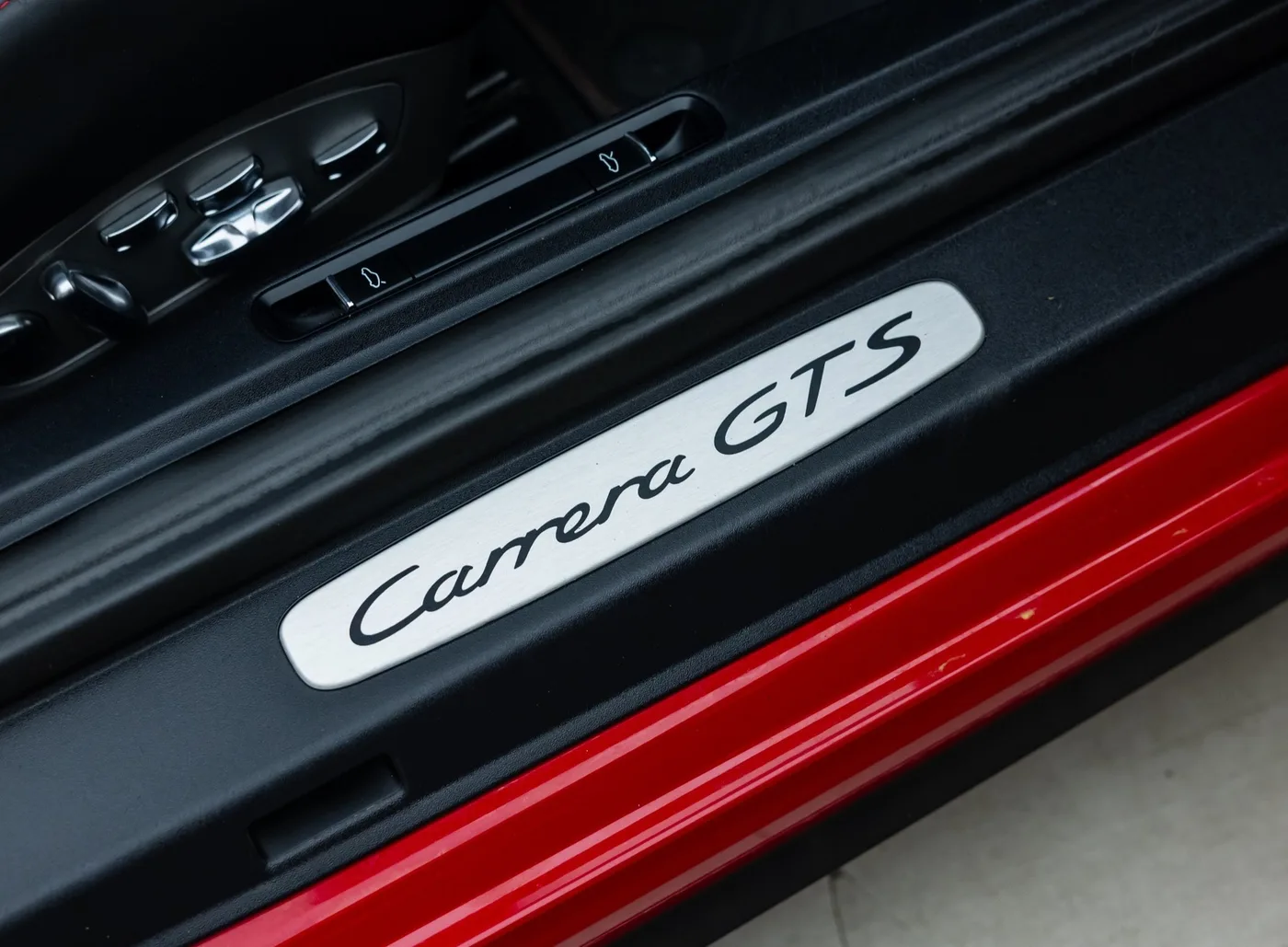2018 Porsche 911 Carrera GTS Cabriolet proposée par un concessionnaire spécialisé à Banstead, Royaume-Uni, photo 24 sur 25