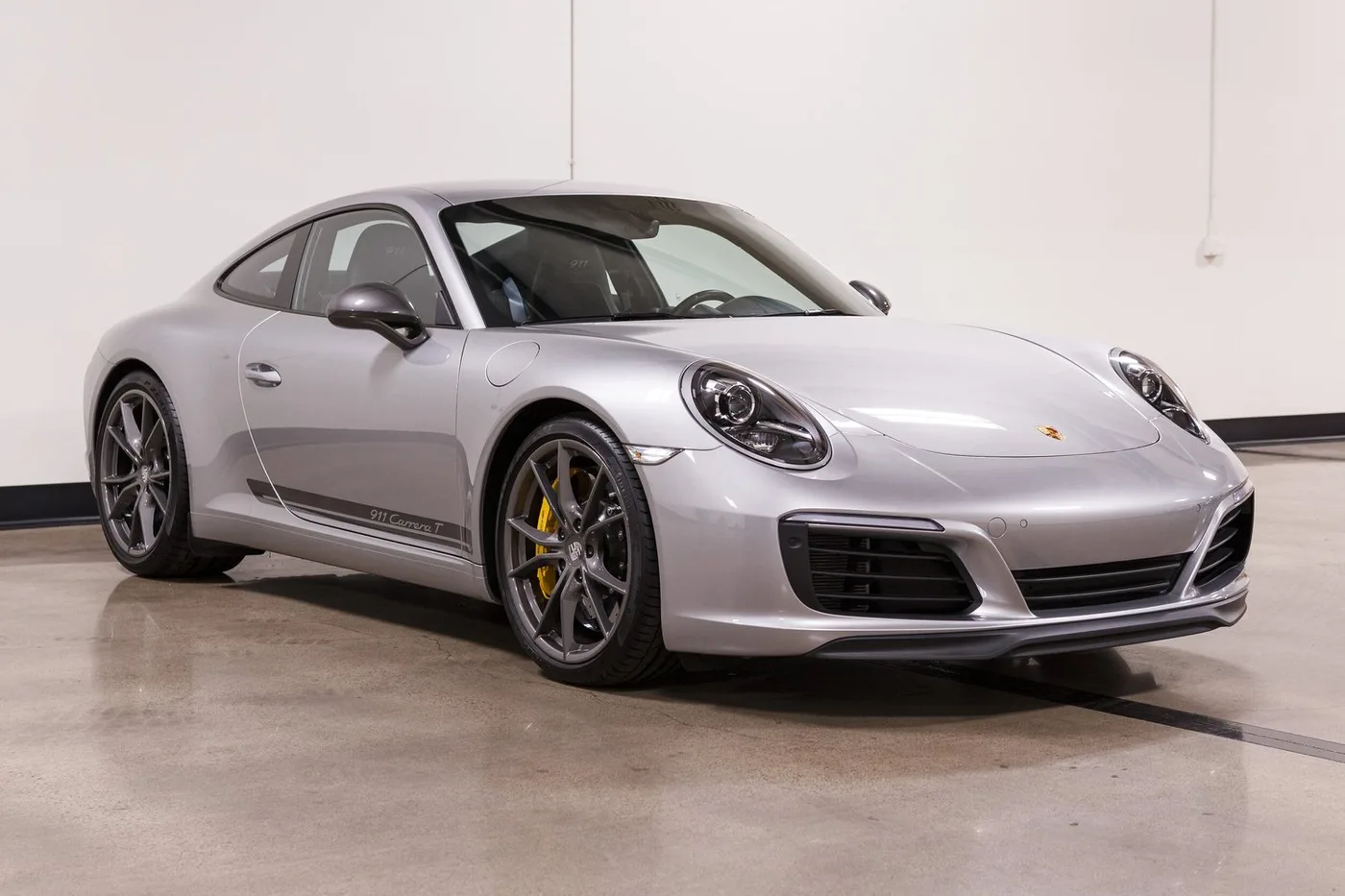 2018 Porsche 911 Carrera T vendue par un concessionnaire spécialisé à Costa Mesa, États-Unis, photo 2 sur 15