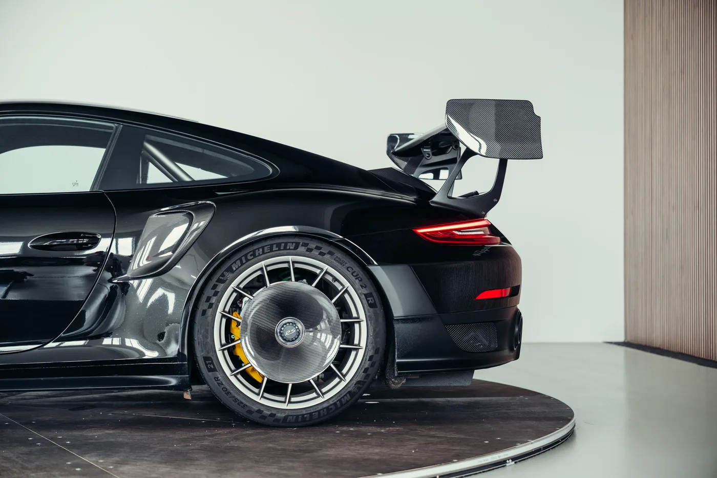 2018 Porsche 911 GT2 RS angeboten von einem Oldtimerspezialisten in Stuttgart, Deutschland, Foto 13 von 25