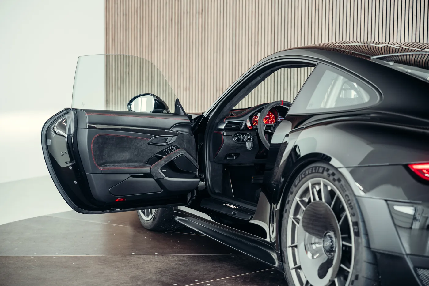 2018 Porsche 911 GT2 RS angeboten von einem Oldtimerspezialisten in Stuttgart, Deutschland, Foto 18 von 25