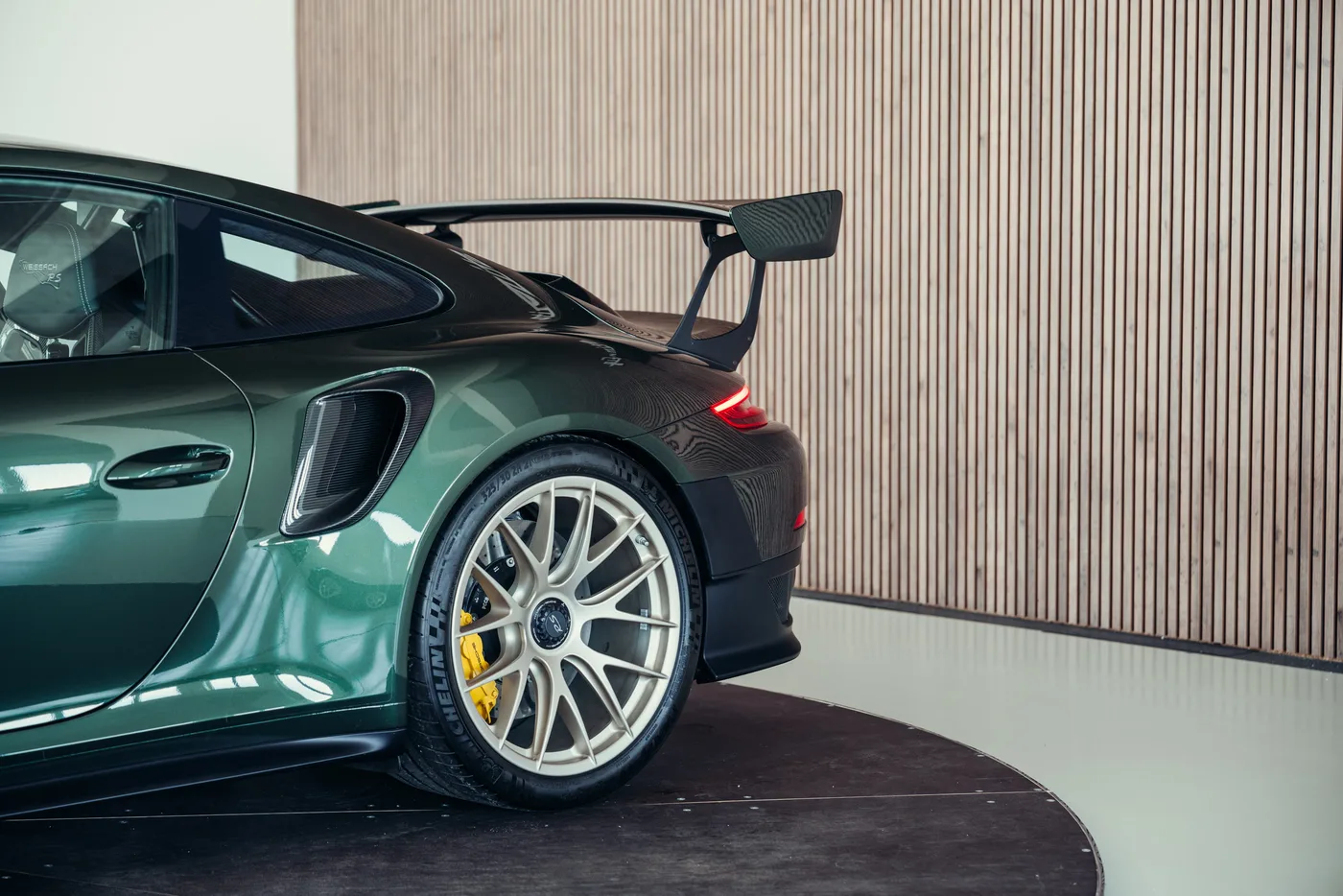 2018 Porsche 911 GT2 RS angeboten von einem Oldtimerspezialisten in Stuttgart, Deutschland, Foto 12 von 25