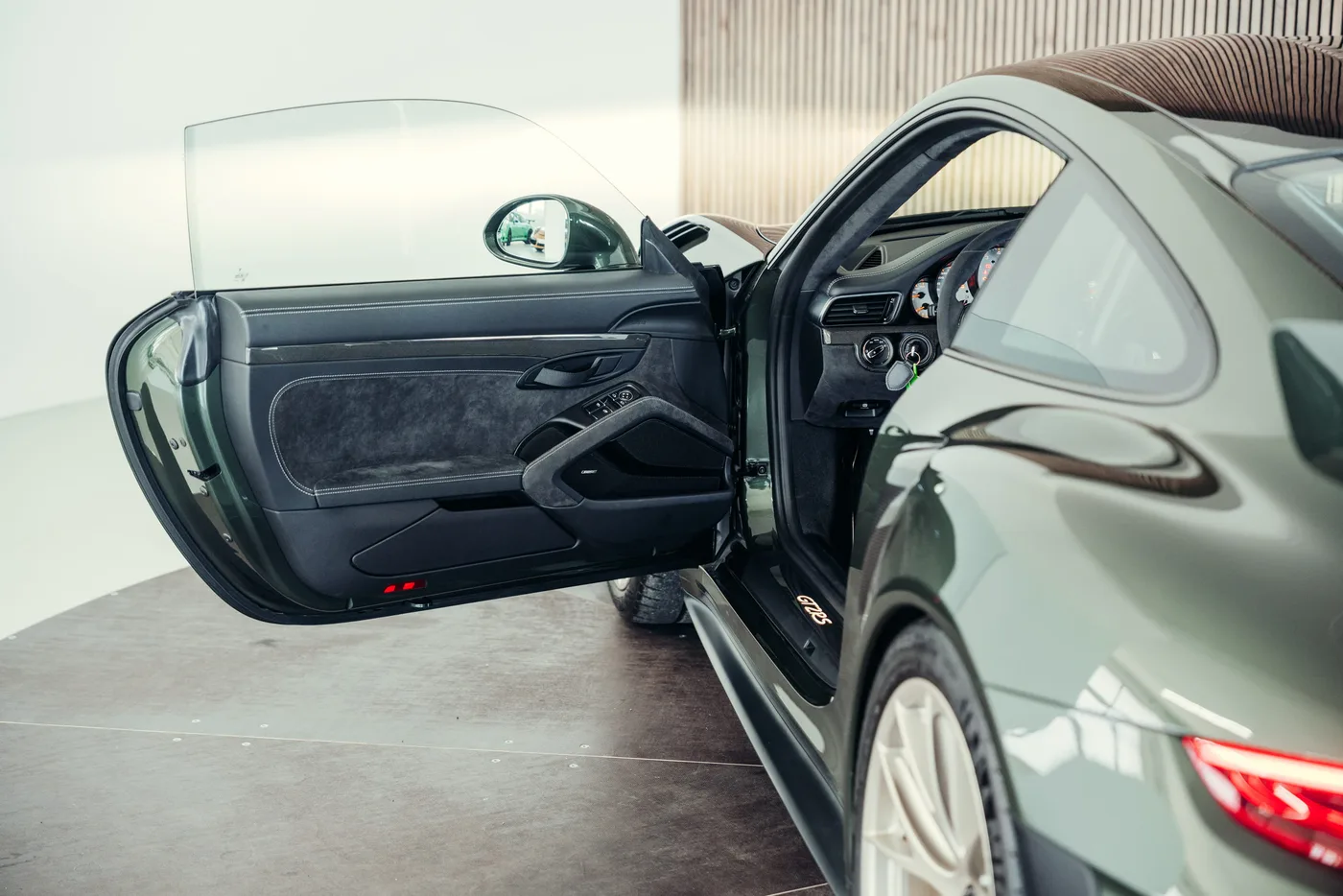 2018 Porsche 911 GT2 RS angeboten von einem Oldtimerspezialisten in Stuttgart, Deutschland, Foto 18 von 25