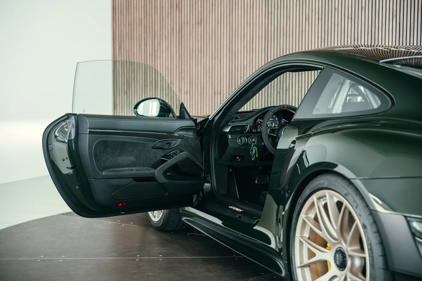 2018 Porsche 911 GT2 RS angeboten von einem Oldtimerspezialisten in Stuttgart, Deutschland, Foto 18 von 25