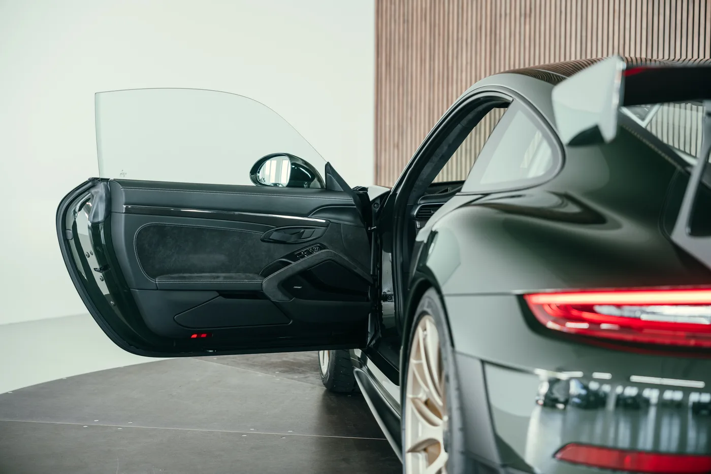 2018 Porsche 911 GT2 RS angeboten von einem Oldtimerspezialisten in Stuttgart, Deutschland, Foto 19 von 25