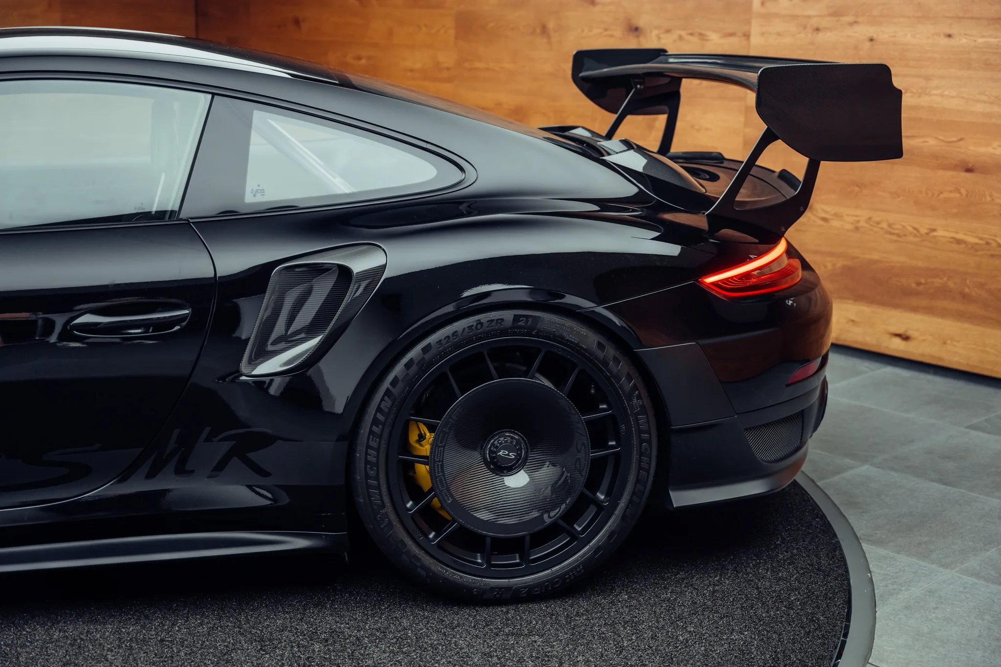 2018 Porsche 911 GT2 RS, 29/30