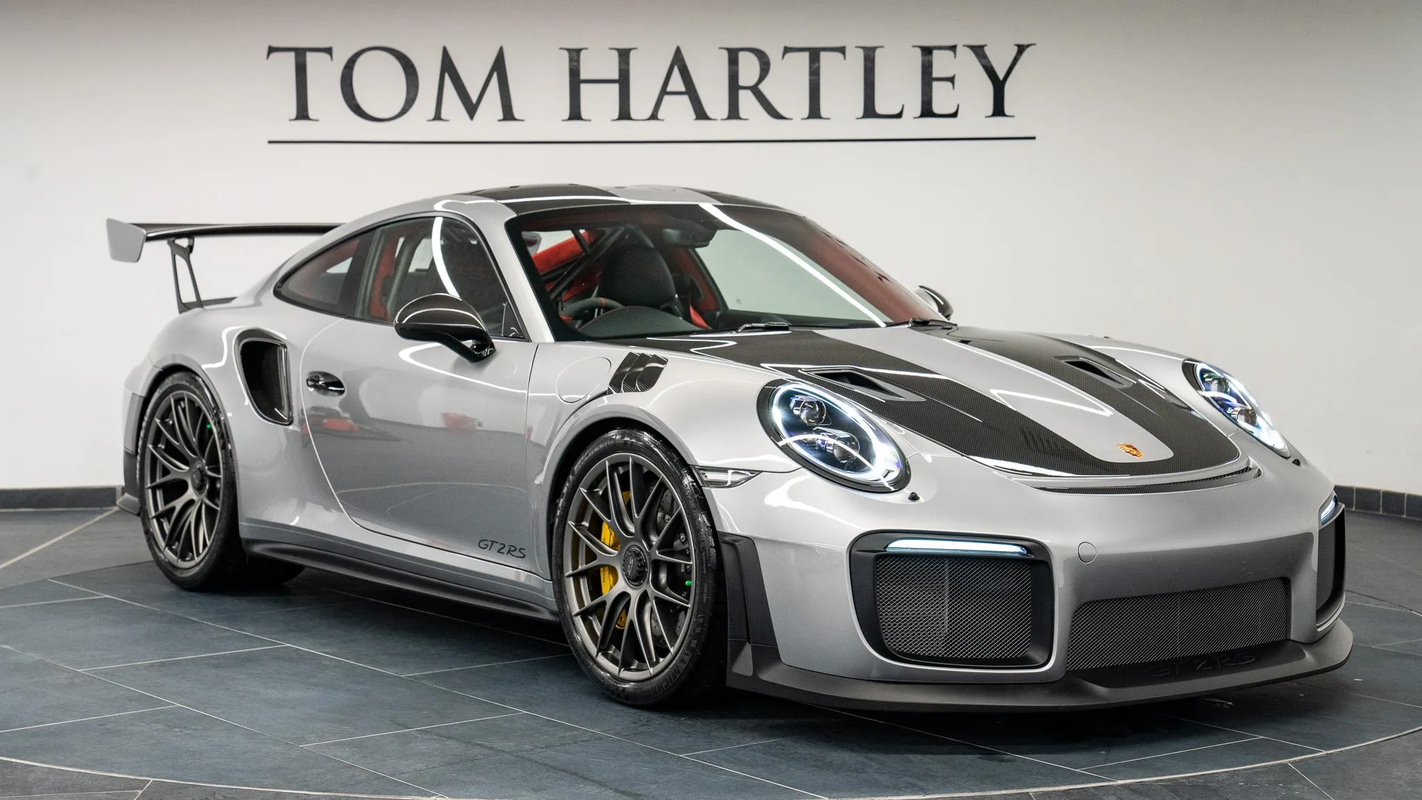 2018 Porsche 911 GT2 RS Weissach (991.2) en un concesionario especializado de Swadlincote, Reino Unido, foto principal