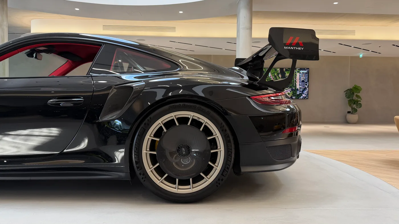 2018 Porsche 911 GT2 RS proposée par un concessionnaire spécialisé à Sunningdale, Royaume-Uni, photo 2 sur 6