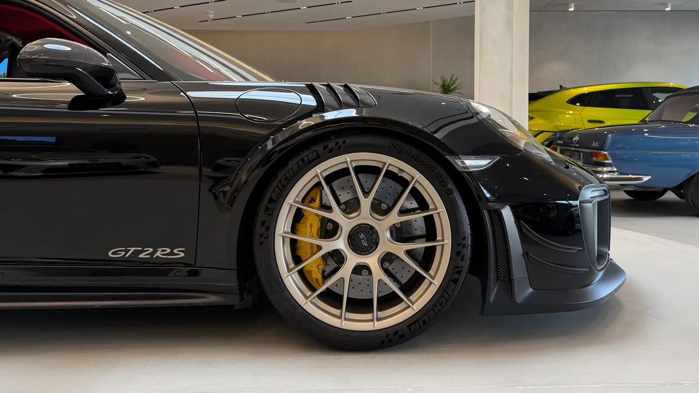 2018 Porsche 911 GT2 RS proposée par un concessionnaire spécialisé à Sunningdale, Royaume-Uni, photo 3 sur 6