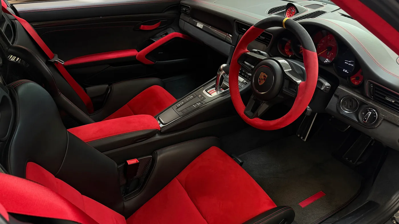 2018 Porsche 911 GT2 RS proposée par un concessionnaire spécialisé à Sunningdale, Royaume-Uni, photo 4 sur 6