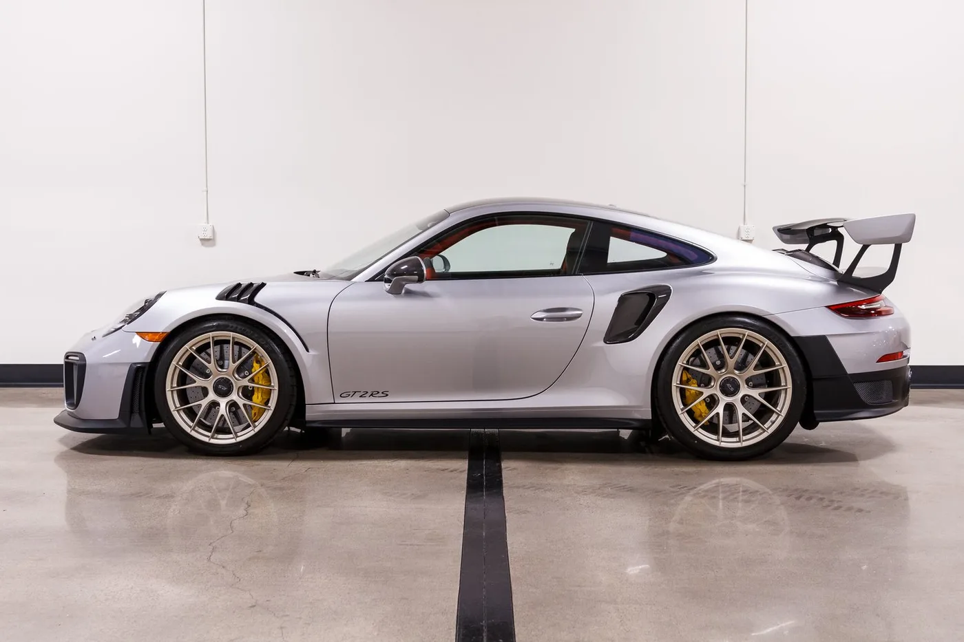 2018 Porsche 911 GT2 RS Weissach package verkauft von einem Fachhändler in Costa Mesa, Vereinigte Staaten, Foto 6 von 15