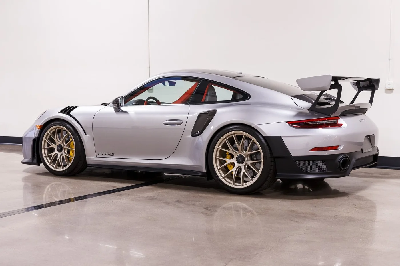 2018 Porsche 911 GT2 RS Weissach package verkauft von einem Fachhändler in Costa Mesa, Vereinigte Staaten, Foto 7 von 15