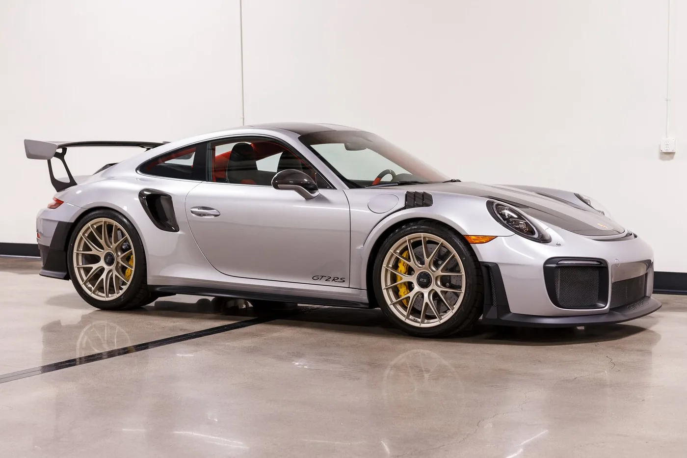 2018 Porsche 911 GT2 RS Weissach package verkauft von einem Fachhändler in Costa Mesa, Vereinigte Staaten, Foto 9 von 15