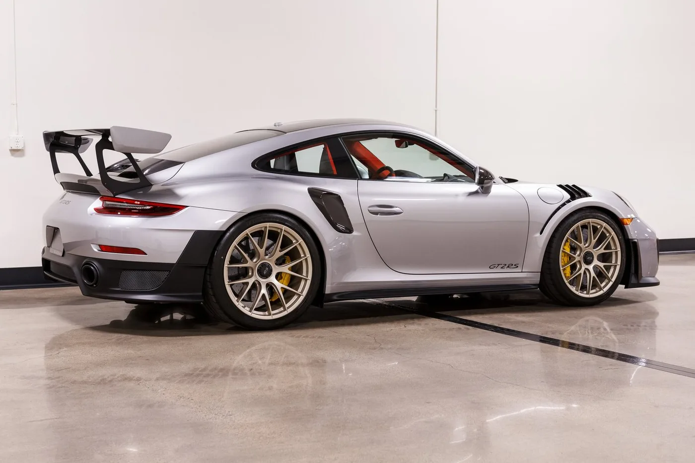 2018 Porsche 911 GT2 RS Weissach package verkauft von einem Fachhändler in Costa Mesa, Vereinigte Staaten, Foto 10 von 15