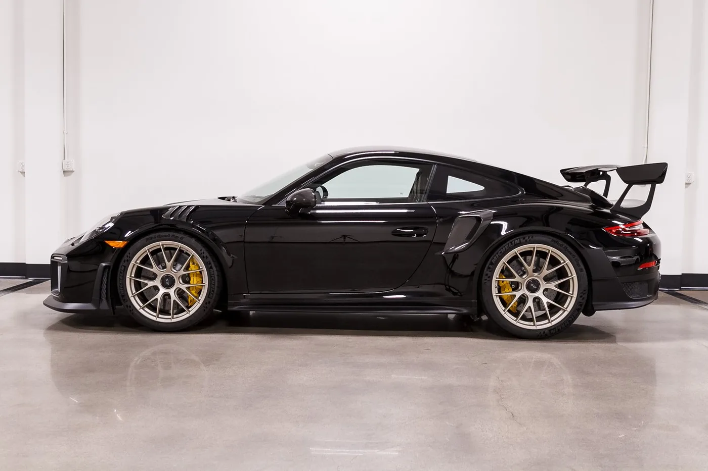 2018 Porsche 911 GT2 RS Weissach package verkauft von einem Fachhändler in Costa Mesa, Vereinigte Staaten, Foto 6 von 15