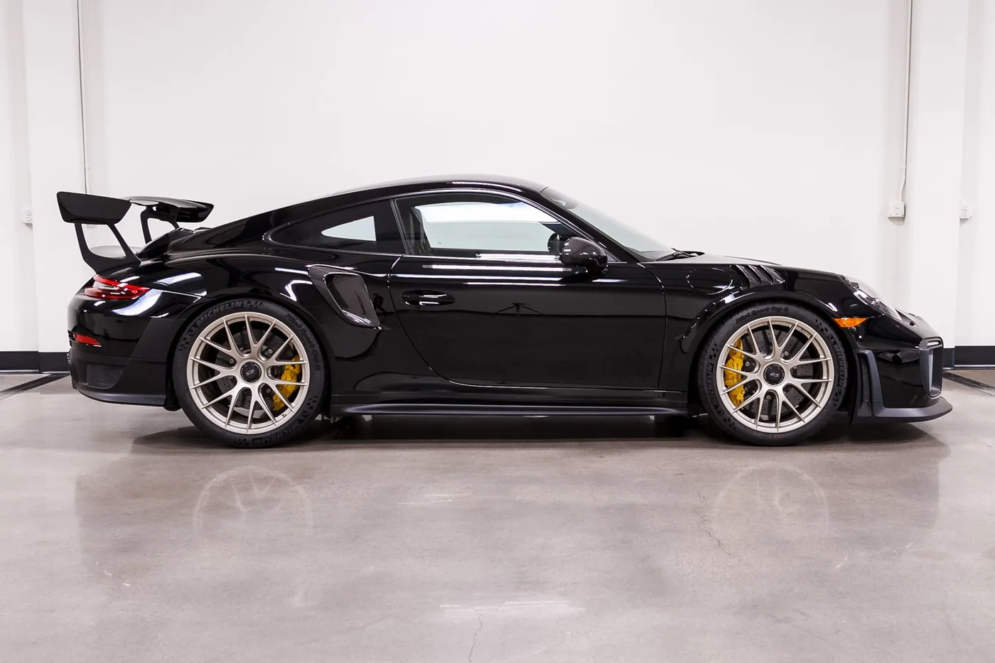 2018 Porsche 911 GT2 RS Weissach package verkauft von einem Fachhändler in Costa Mesa, Vereinigte Staaten, Foto 9 von 15