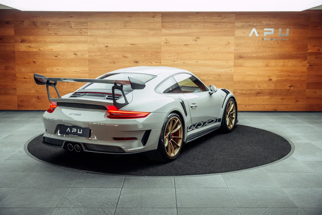2018 Porsche 911 GT3 RS proposée par un concessionnaire spécialisé à Uznach, Suisse, photo principale