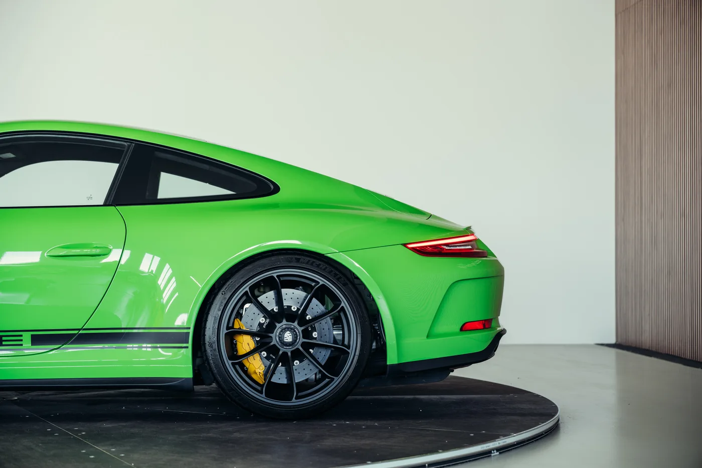 2018 Porsche 911 GT3 Touring offered by a collector car specialist in Stuttgart, Germany, photo 13 of 25